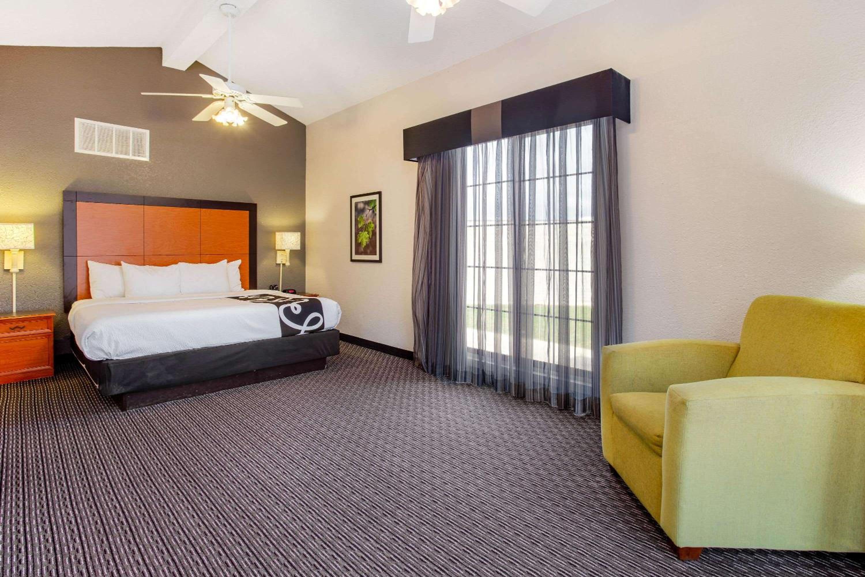King Suite - Non-Smoking - Photo 2