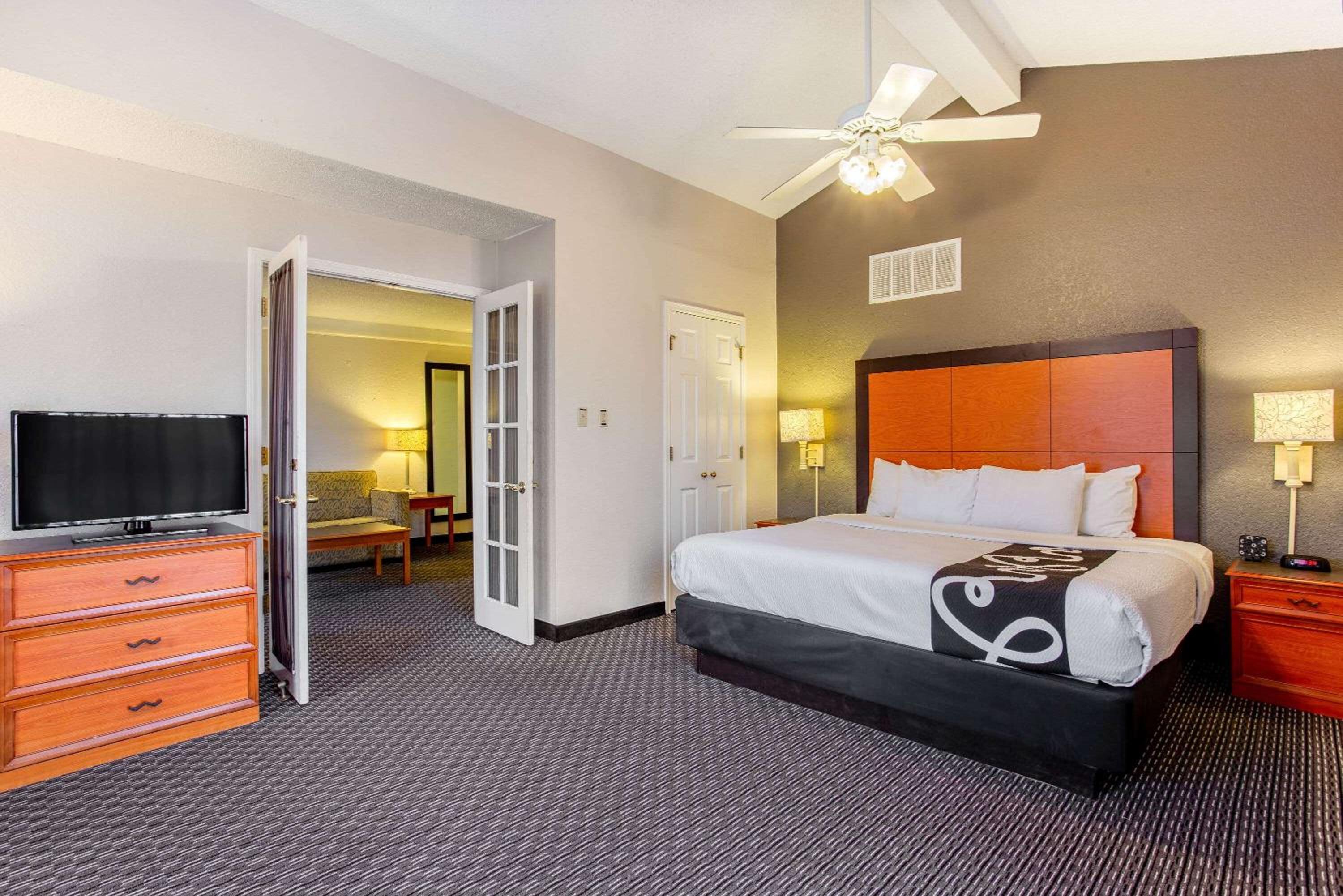 King Suite - Non-Smoking - Photo 3