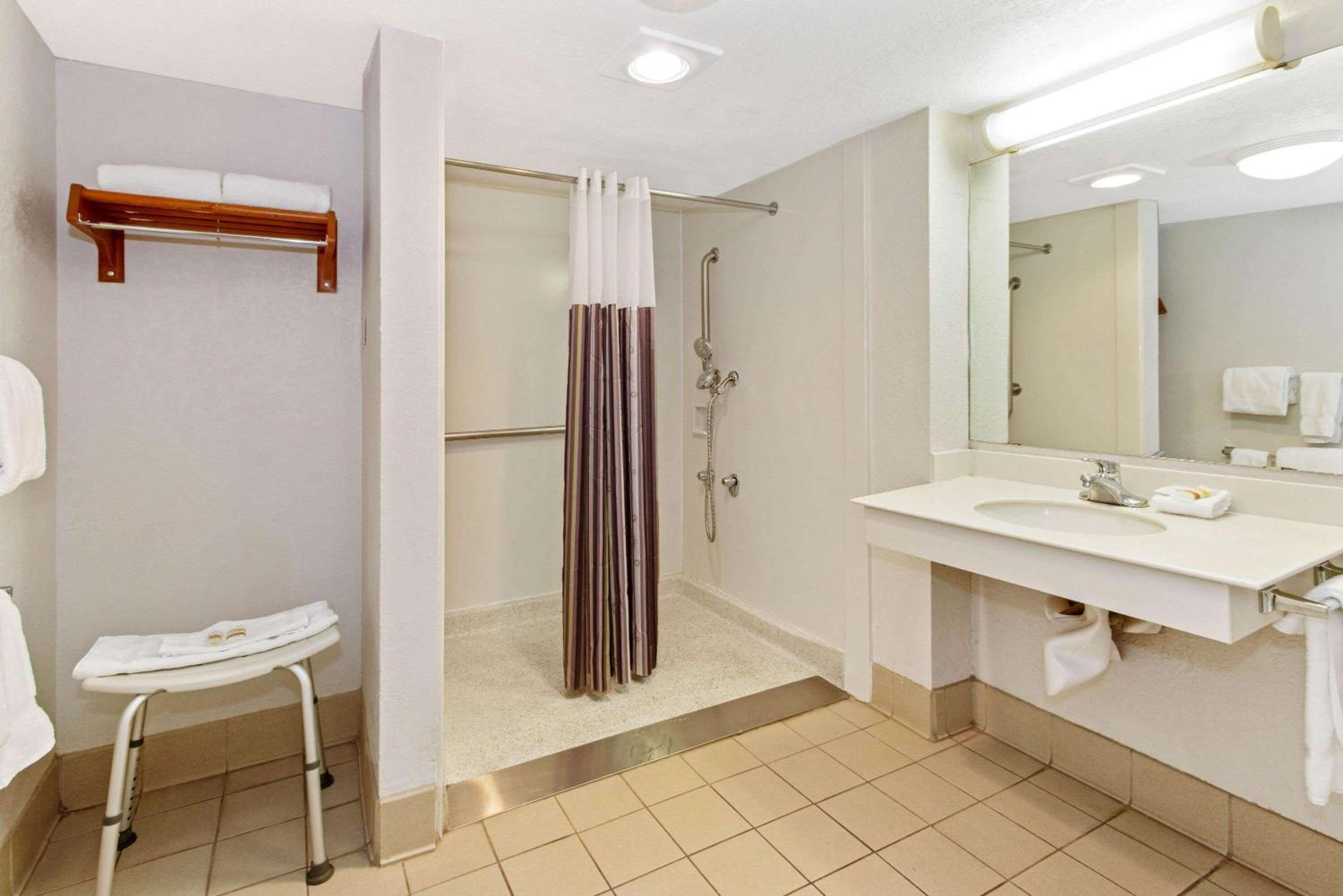 King Room - Disability Access - Photo 8