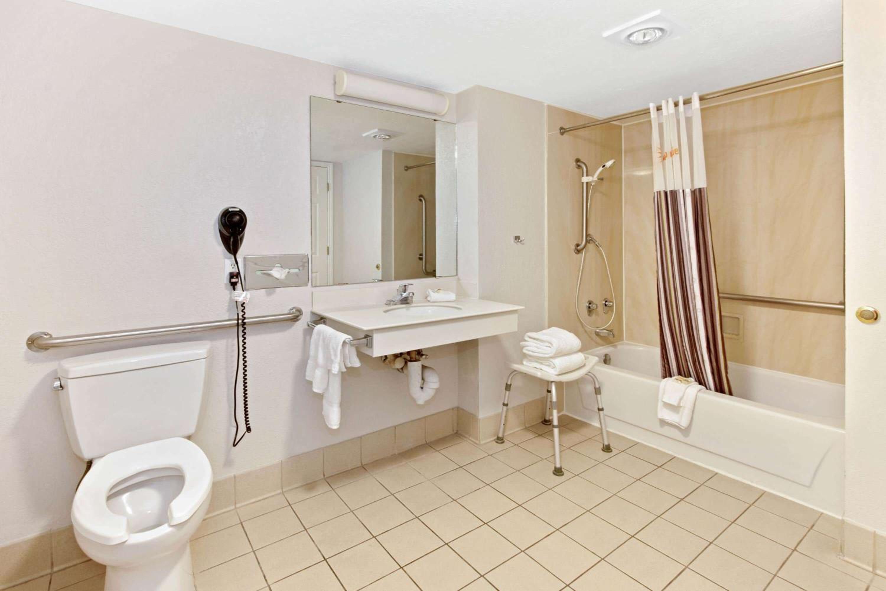 King Room - Disability Access - Photo 7