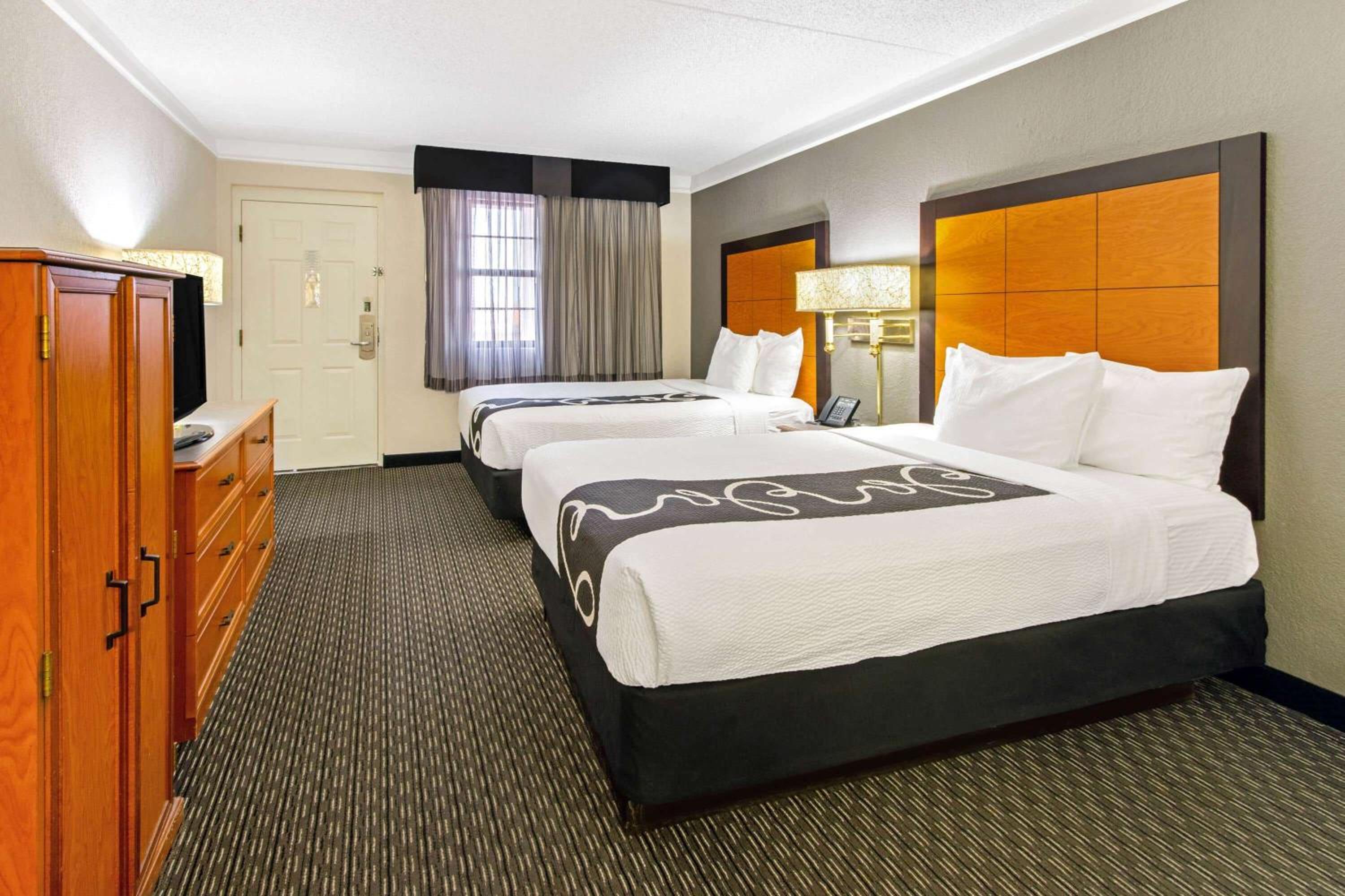Deluxe Double Room with Two Double Beds - Photo 4