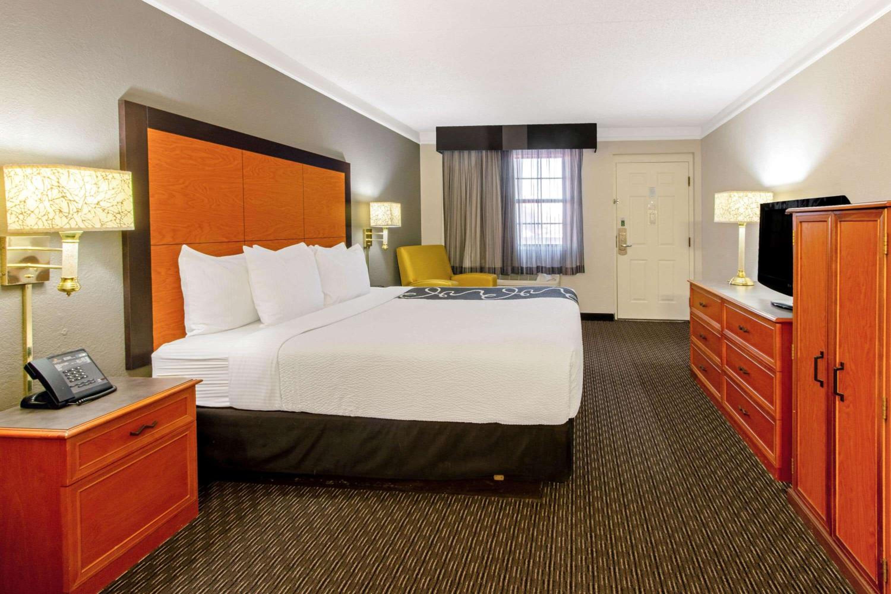 Deluxe King Room - Photo 6
