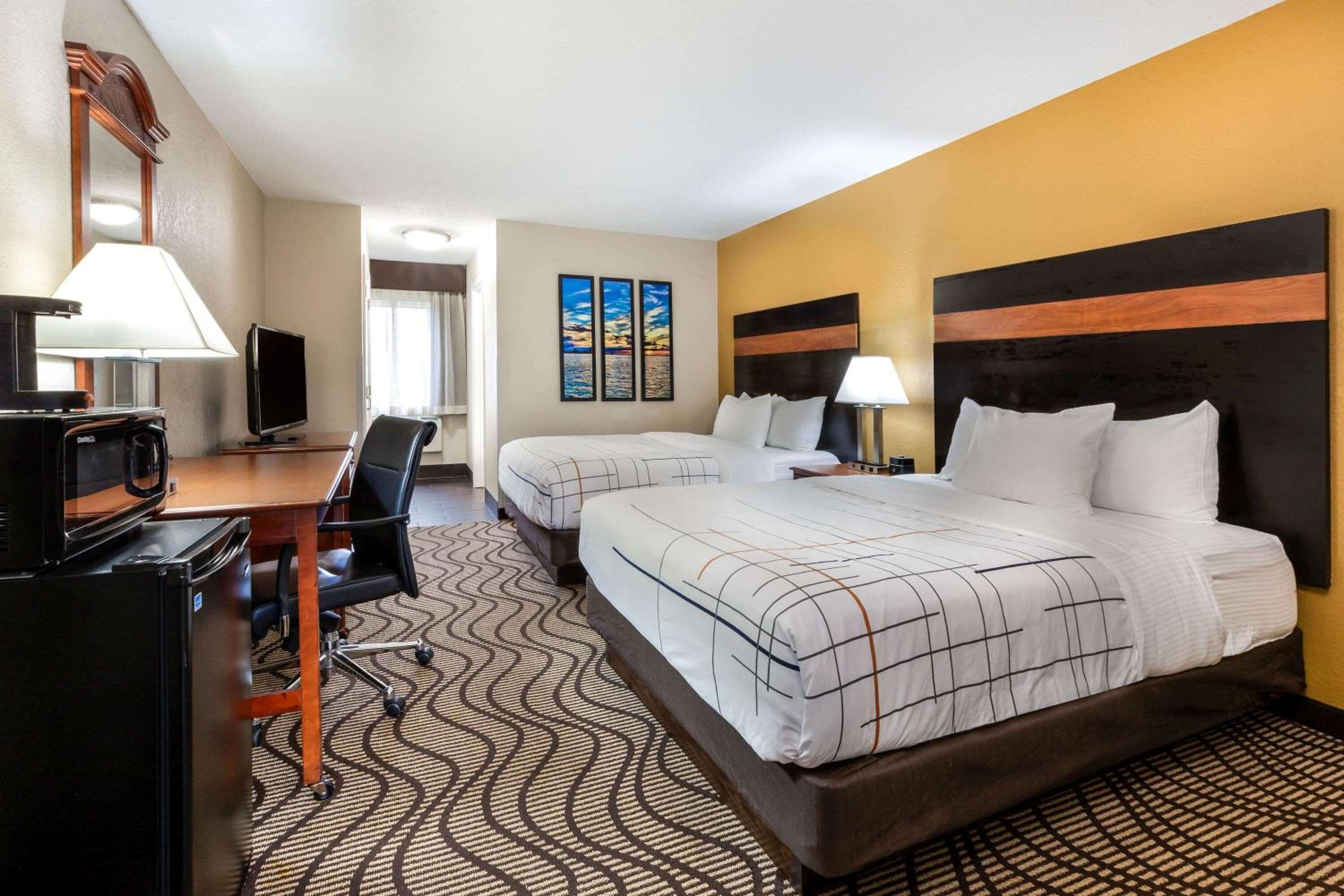 Deluxe Queen Room with Two Queen Beds - Non-Smoking - Photo 4