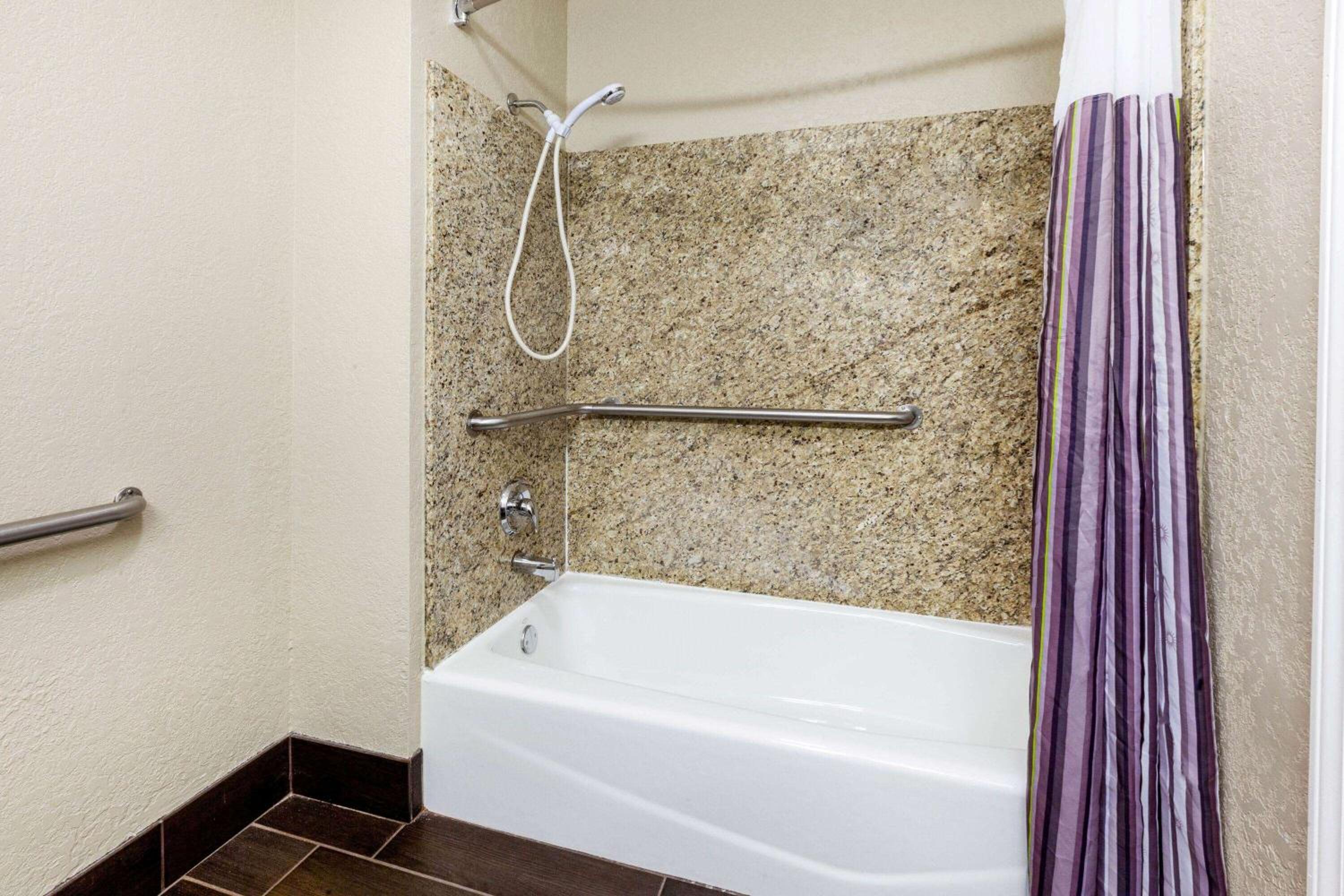 Queen Room with Two Queen Beds and Bath Tub - Mobility Accessible/Non-Smoking photo 2