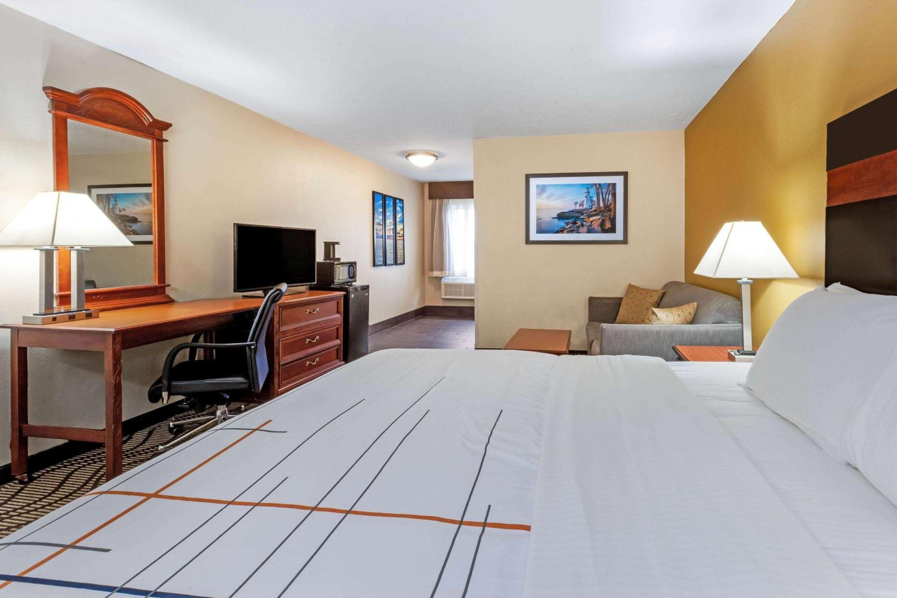 Deluxe King Room - Non-Smoking photo 2