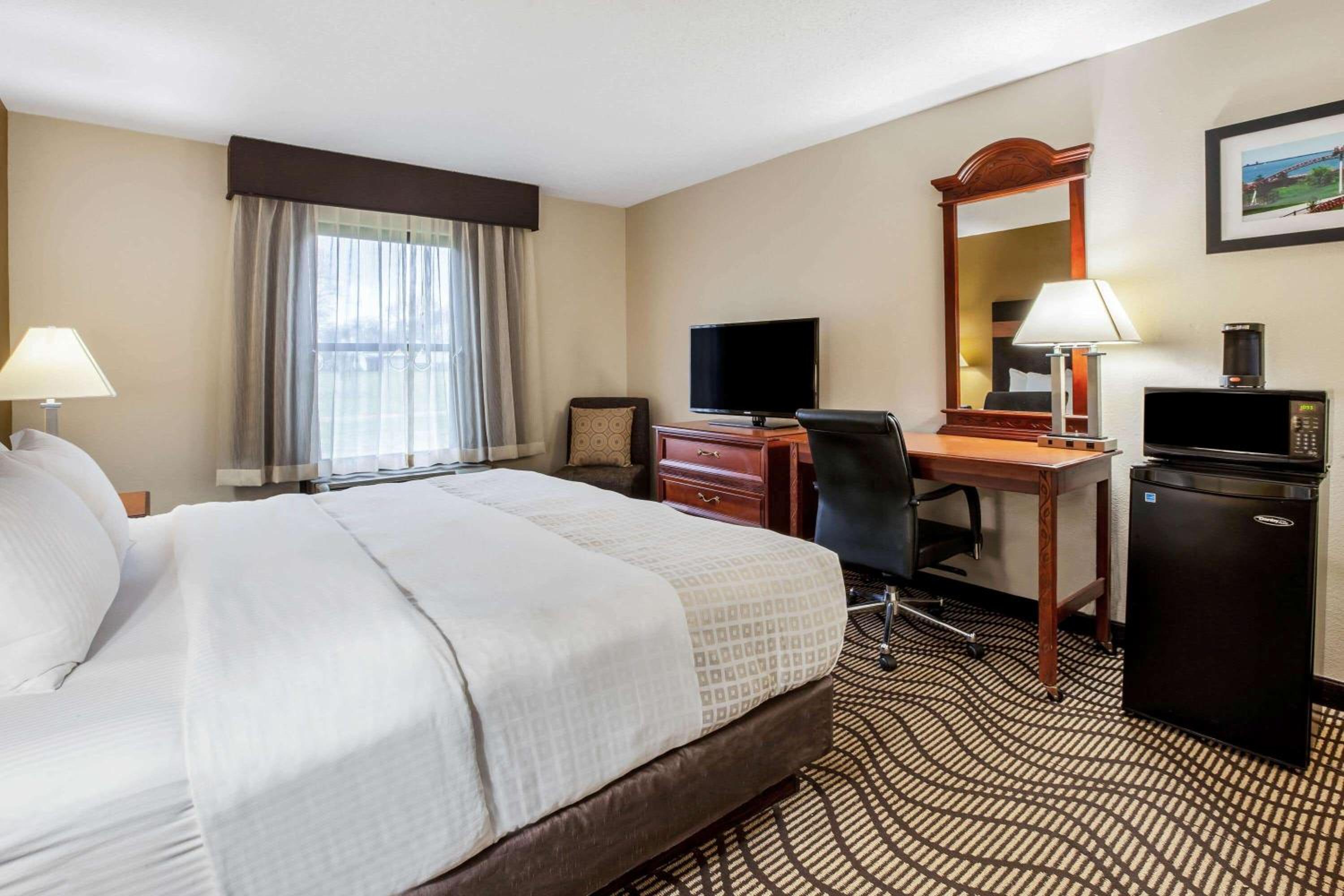 King Room with Roll-In Shower - Mobility Accessible/Non-Smoking photo 3
