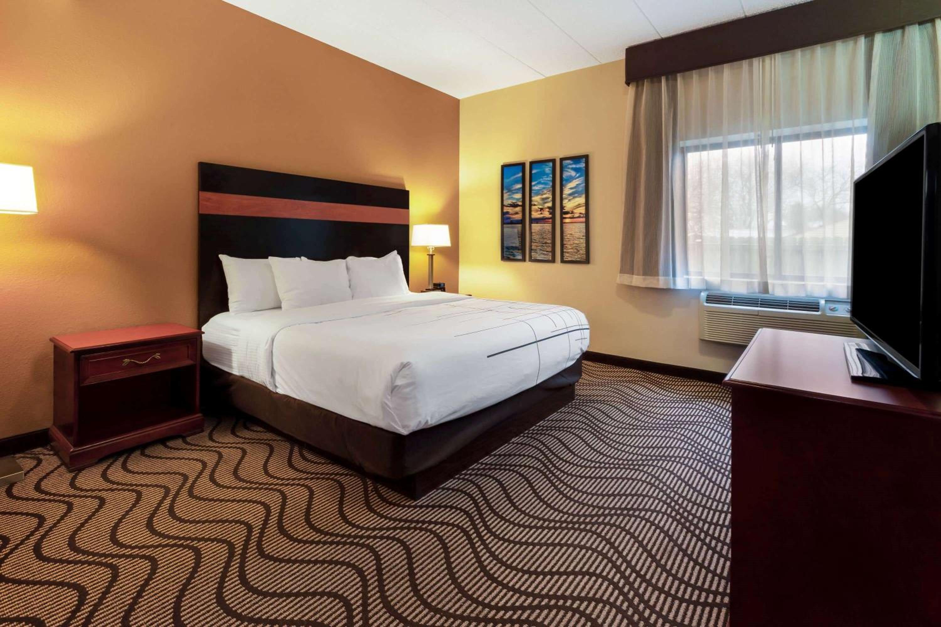 One-Bedroom King Suite - Non-Smoking - Photo 4