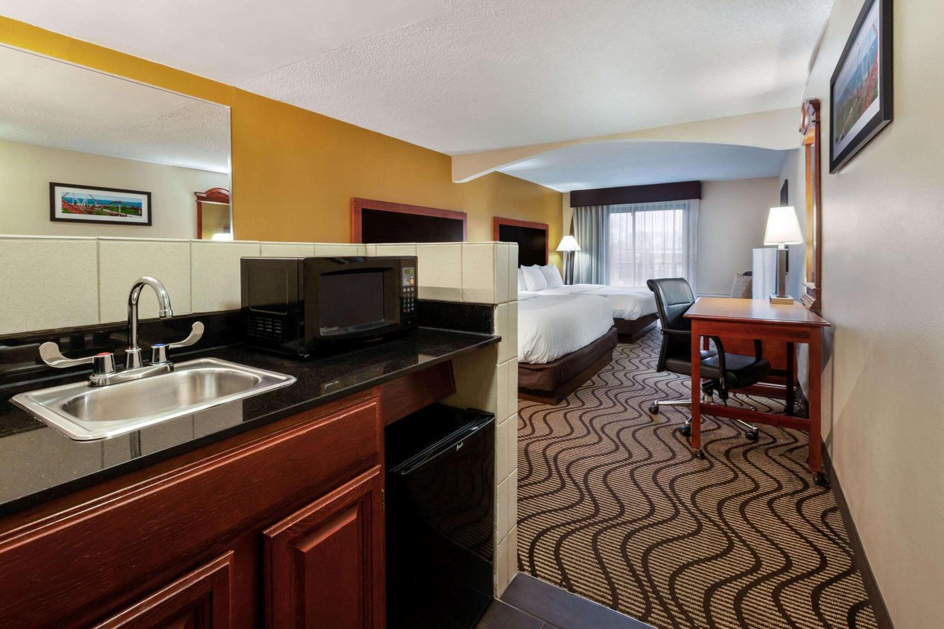 Studio Suite with Two King Beds - Non-Smoking photo 3
