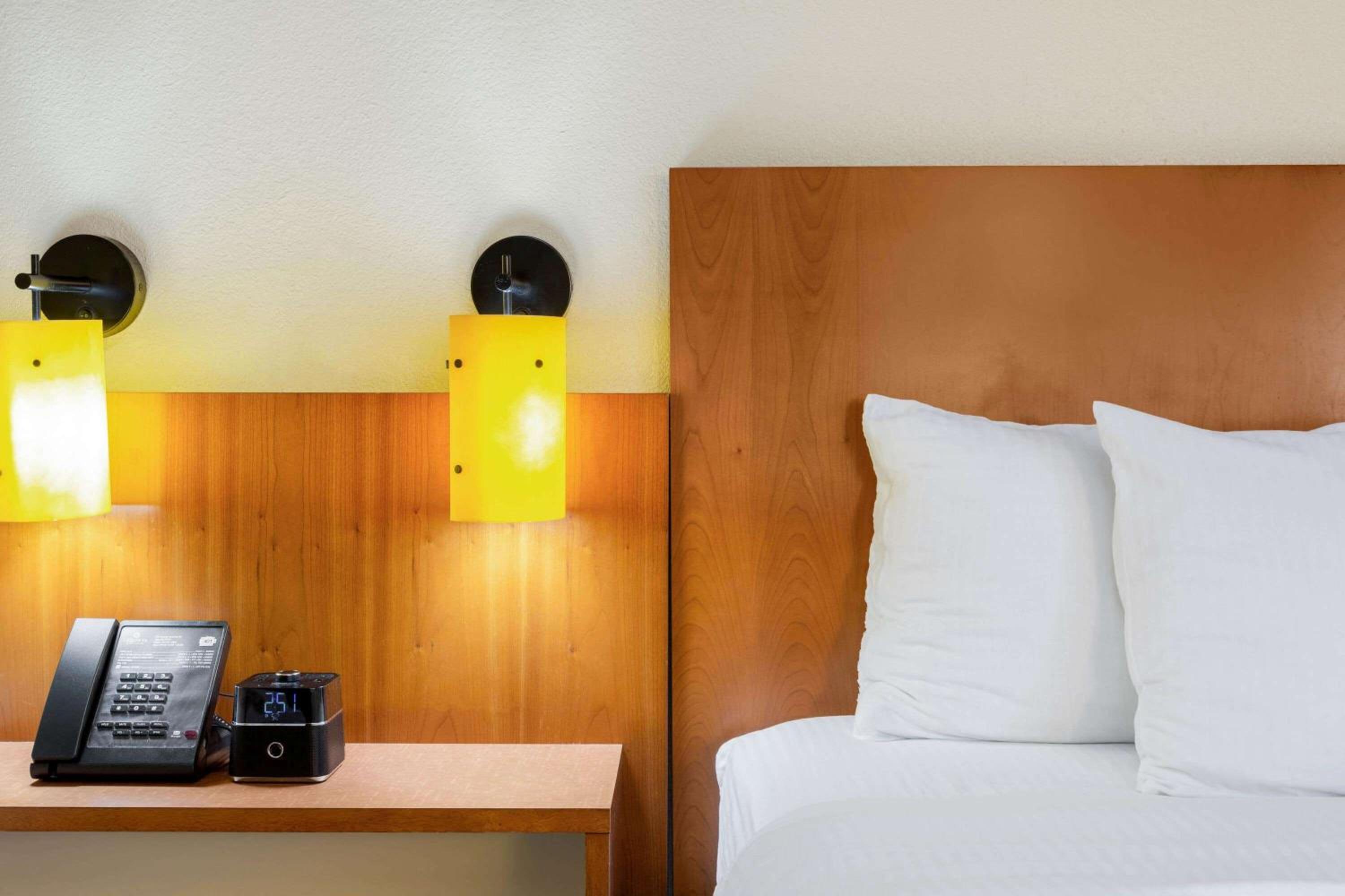 Deluxe King Room - Non-Smoking - Photo 1