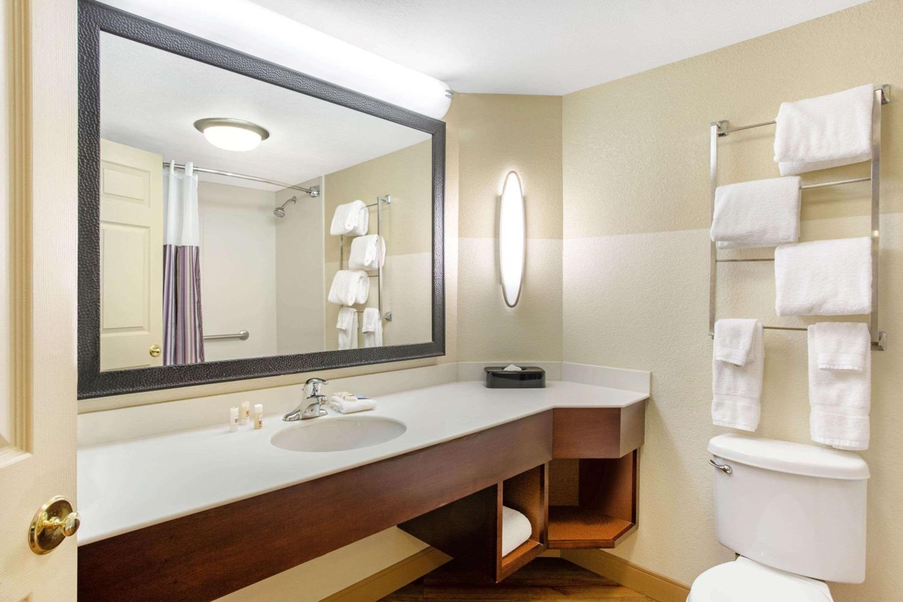 Deluxe Double Room with Two Double Beds - Non-Smoking - Photo 2