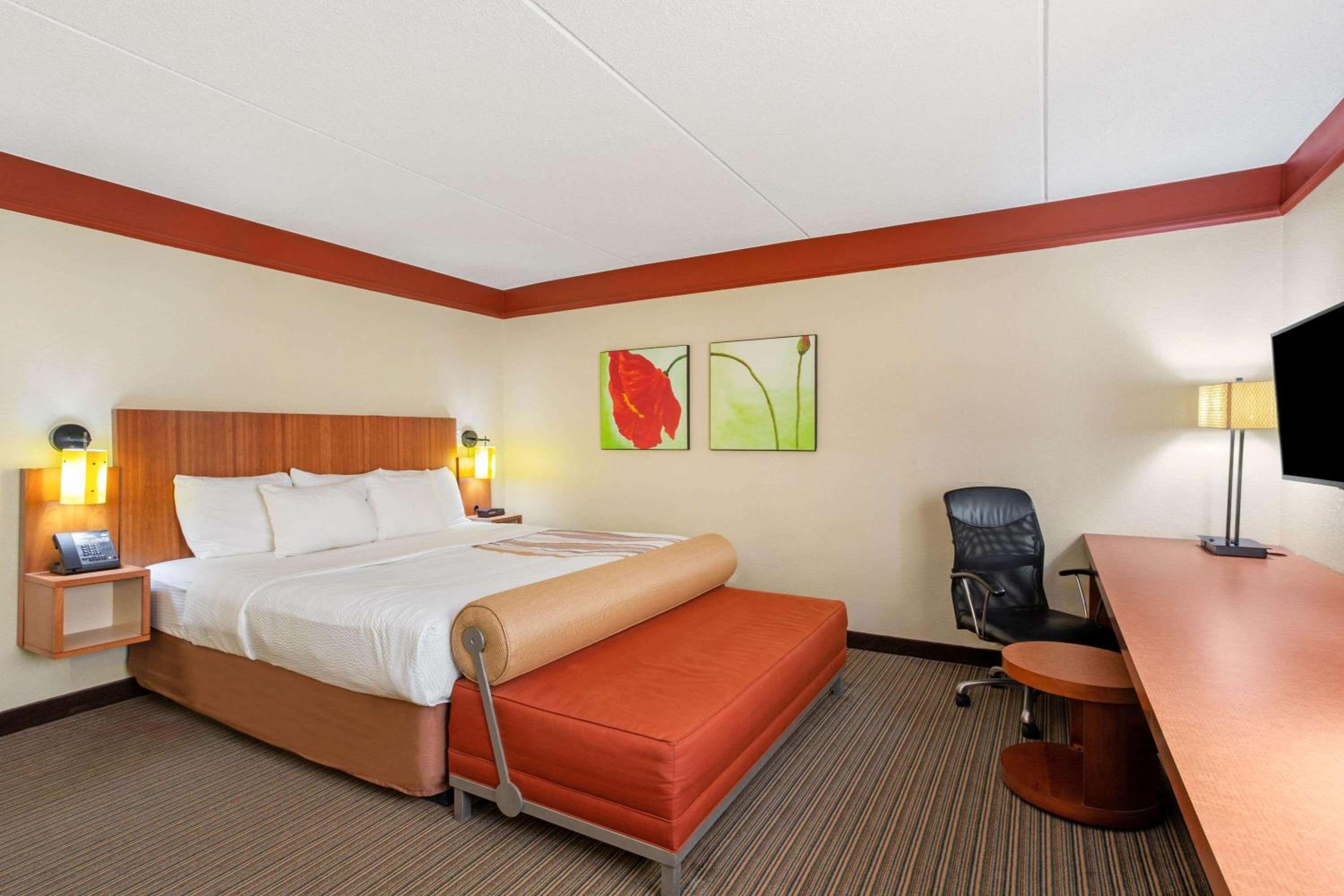 Deluxe King Room - Non-Smoking - Photo 2