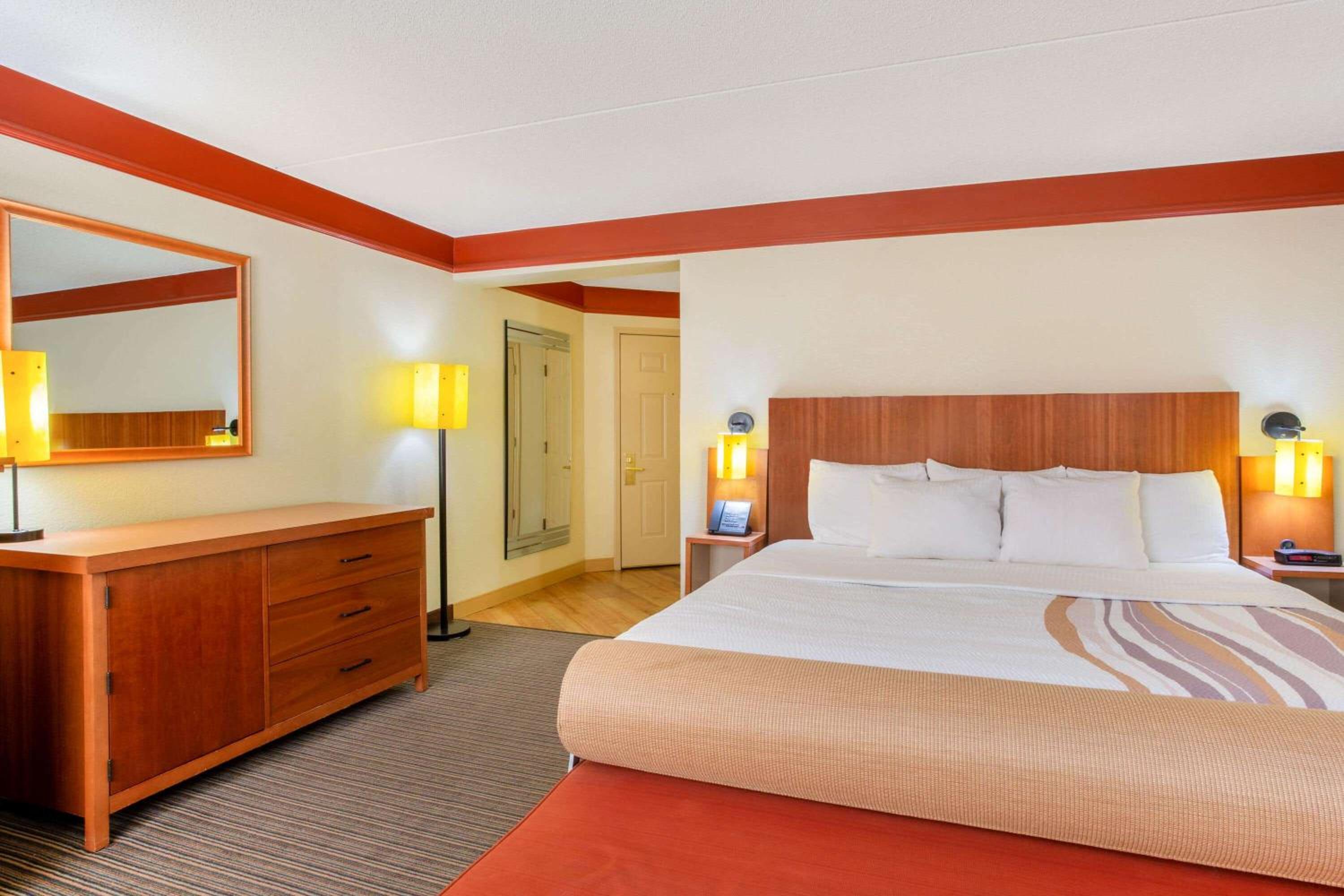 Deluxe King Room - Non-Smoking - Photo 3
