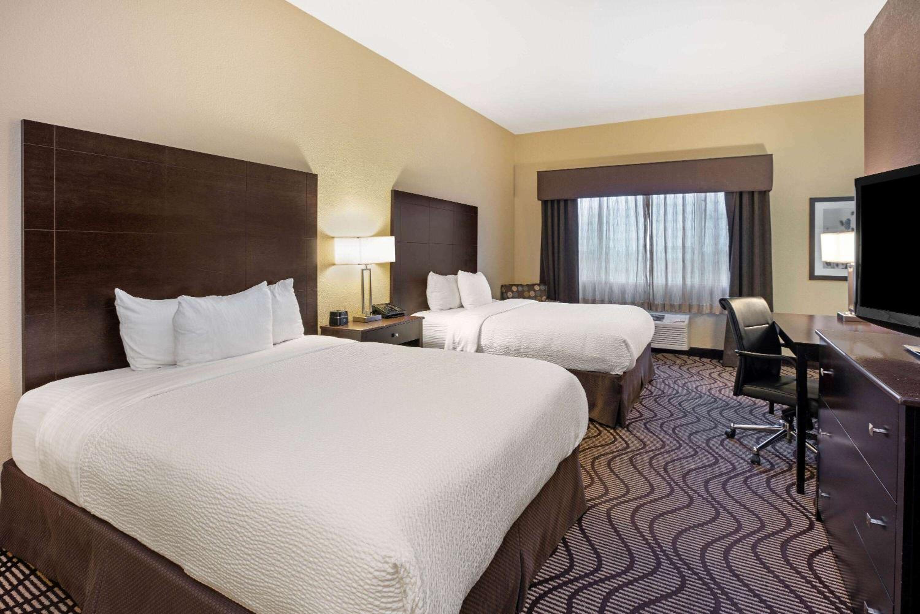 Deluxe Queen Room with Two Queen Beds - Mobility Access/Non-Smoking - Photo 2