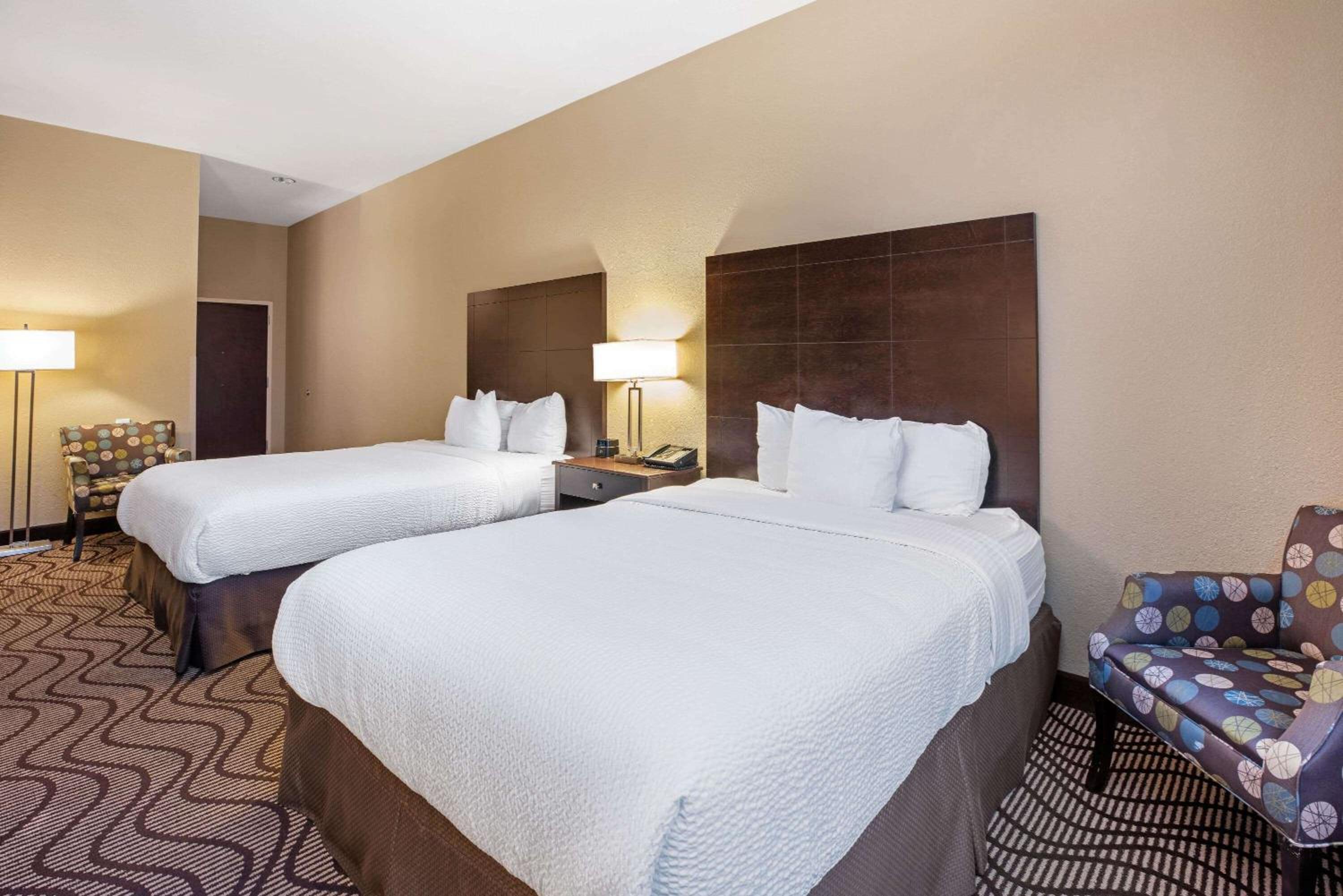 Deluxe Queen Room with Two Queen Beds - Photo 3