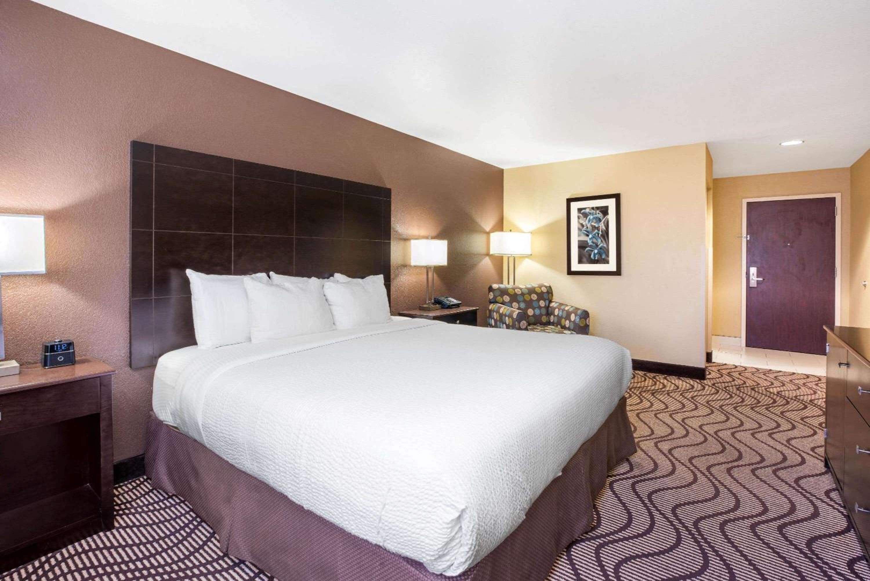 Deluxe King Room - Photo 1