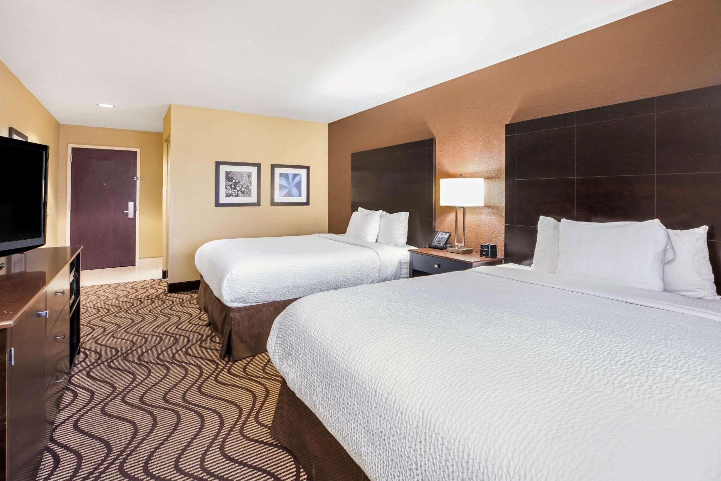 Deluxe Queen Room with Two Queen Beds - Photo 2