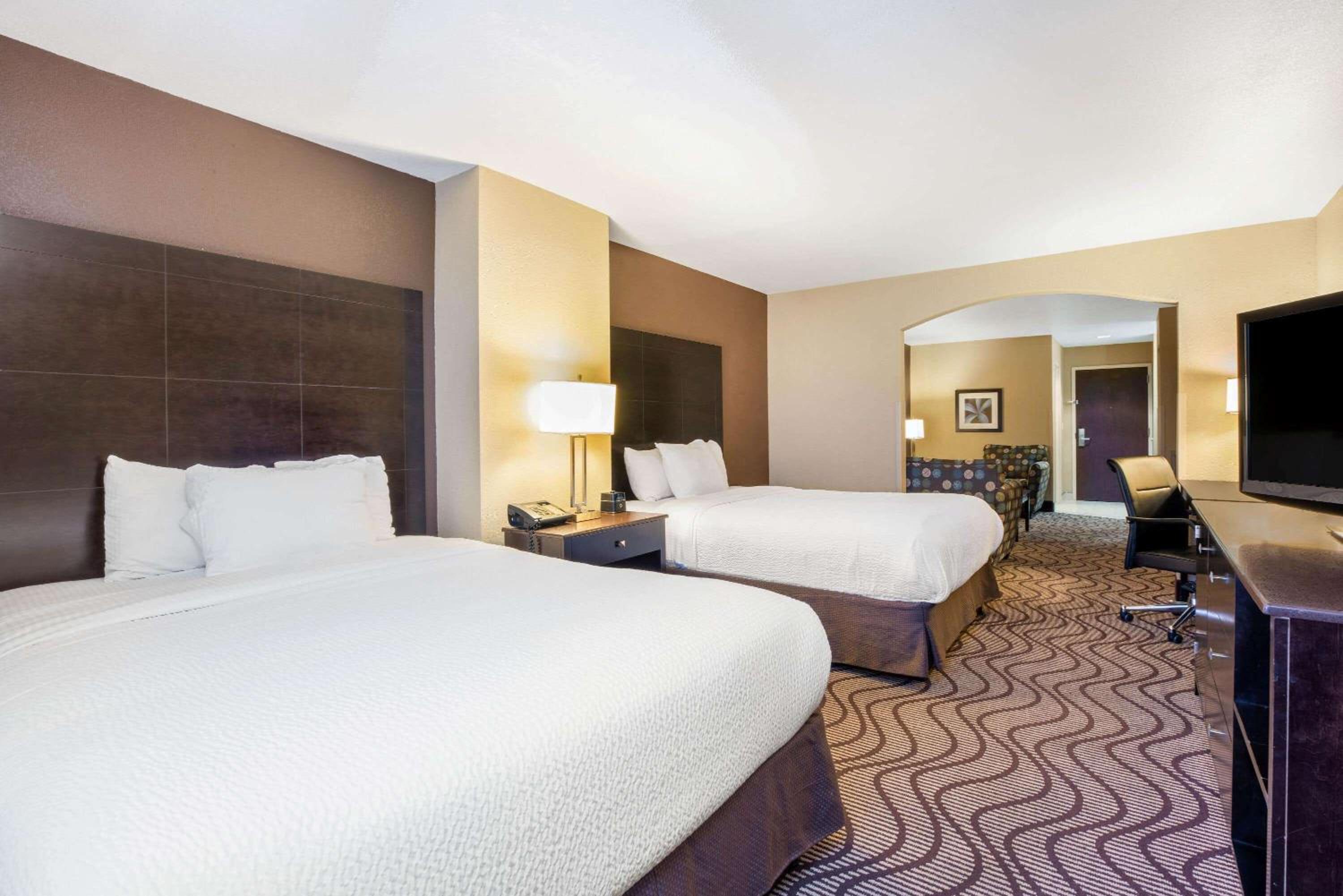 Queen Suite - Photo 6