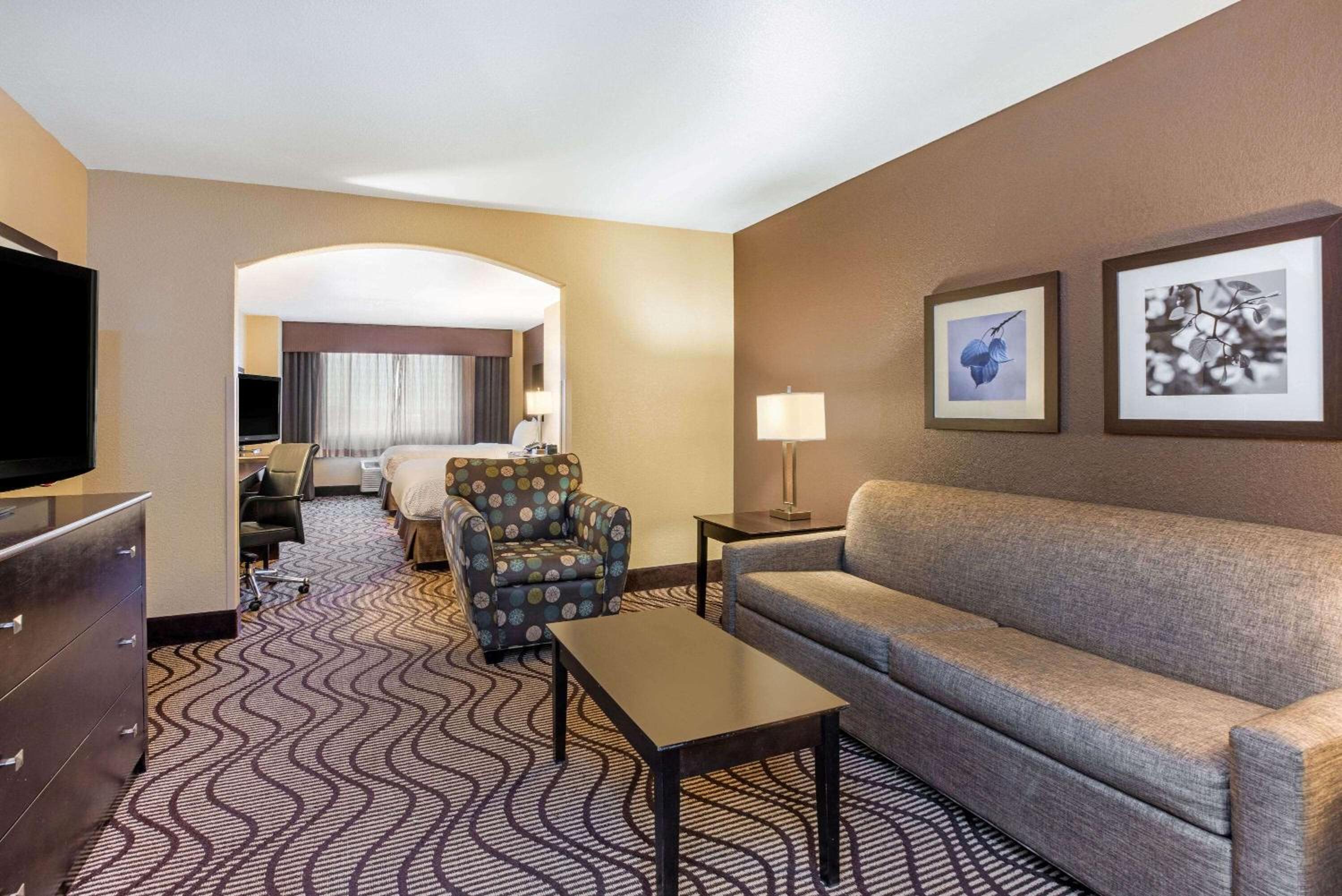 Queen Suite - Photo 2