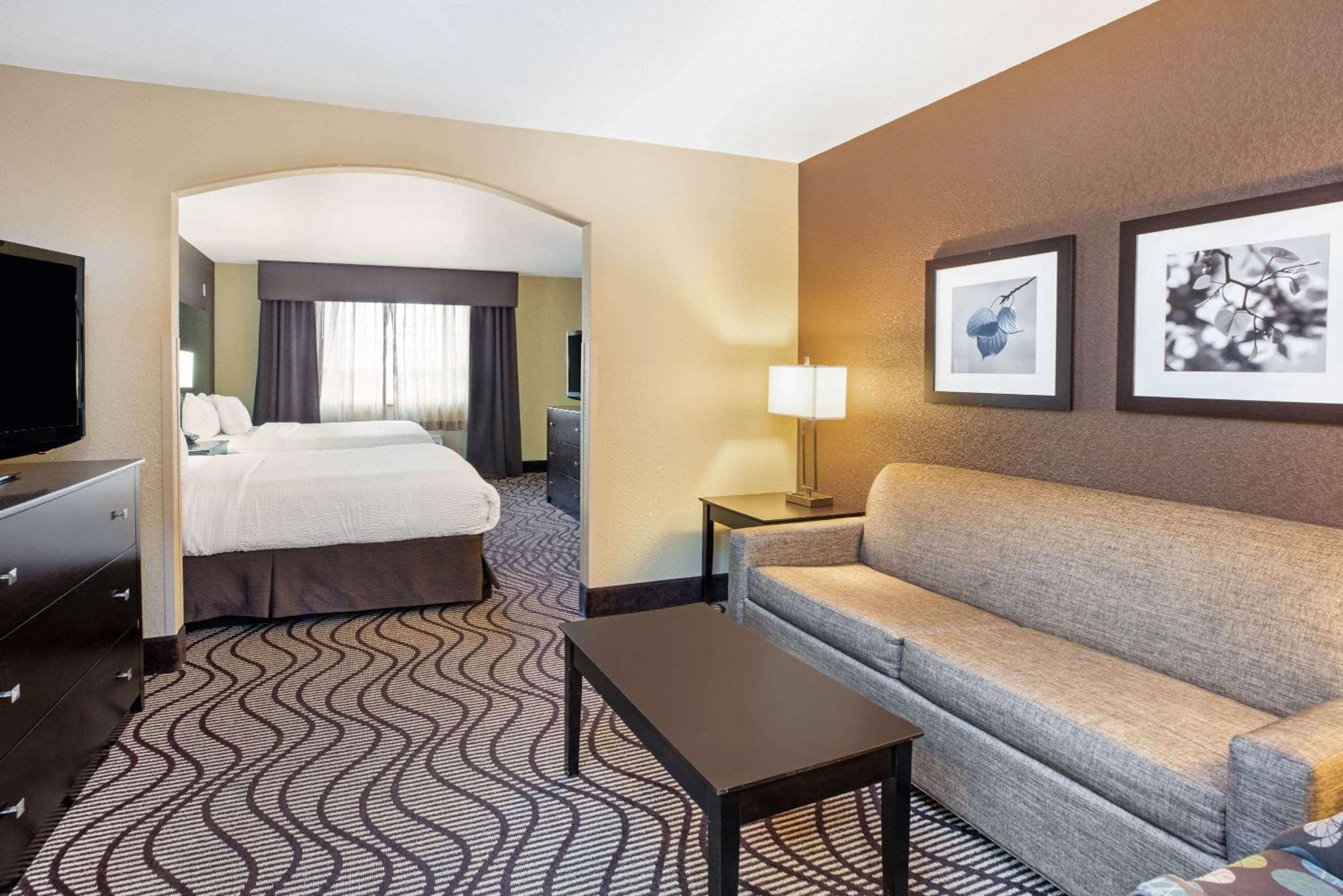 Queen Suite - Photo 1