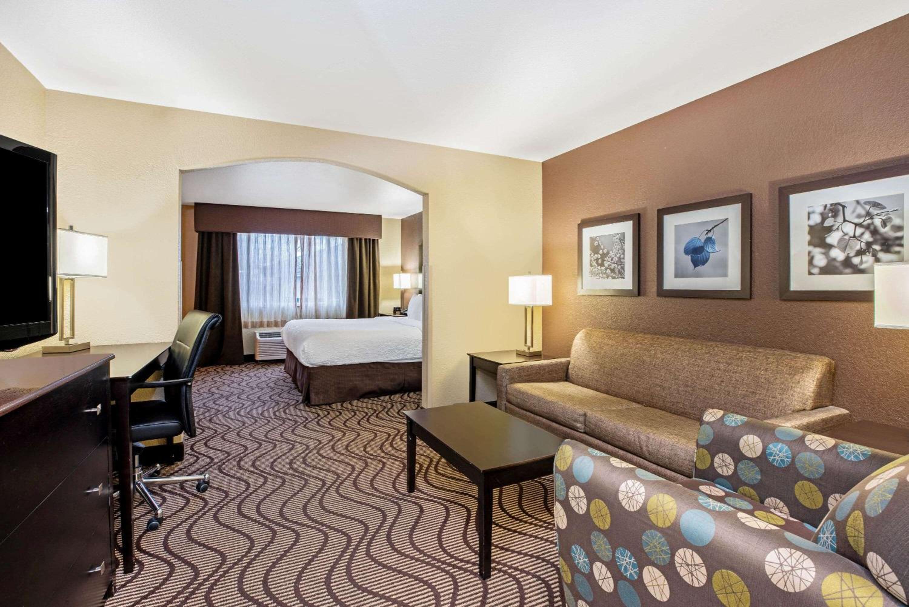 King Suite - Non-Smoking - Photo 3