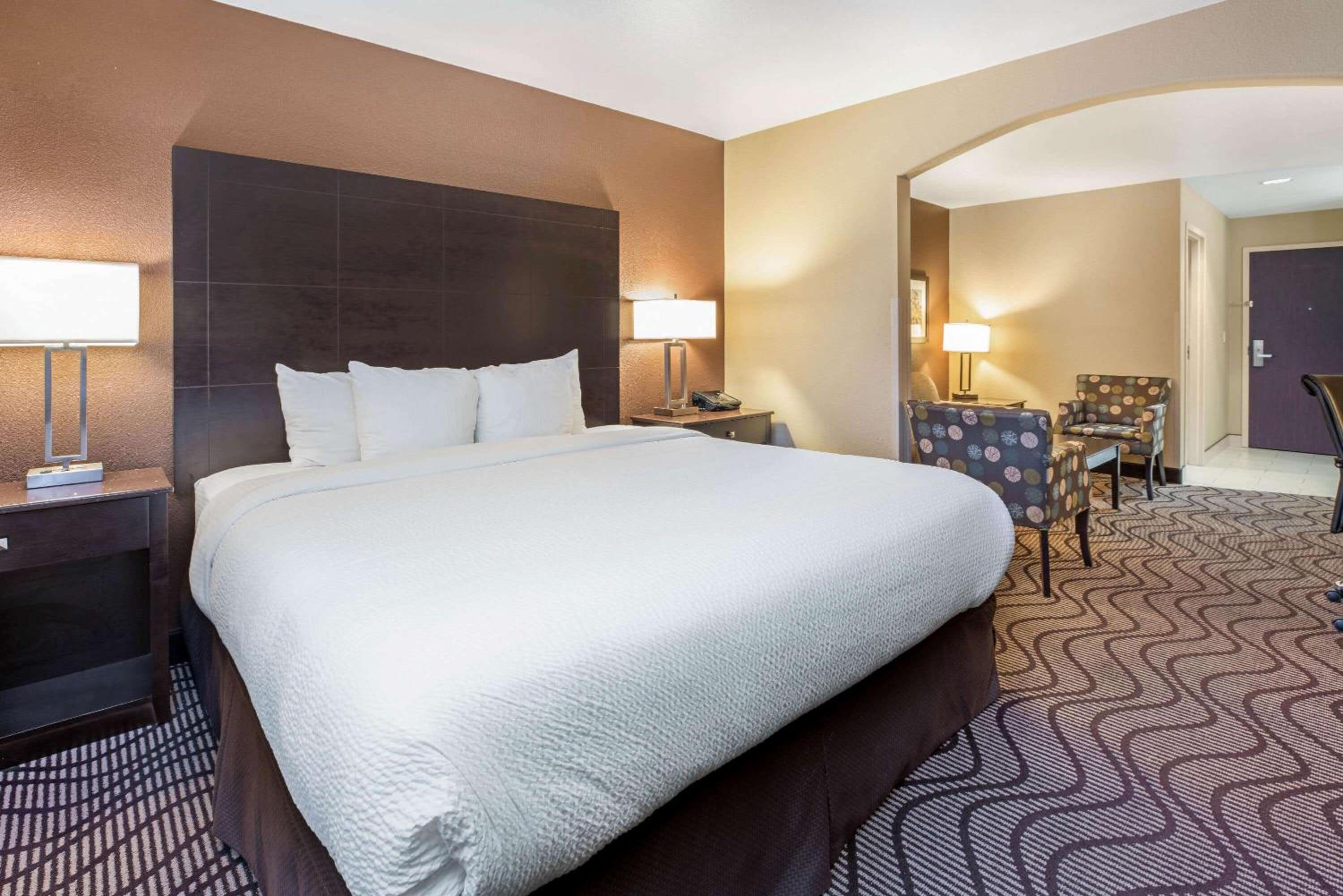 Deluxe King Room with Jetted Tub - Non-Smoking - Photo 1