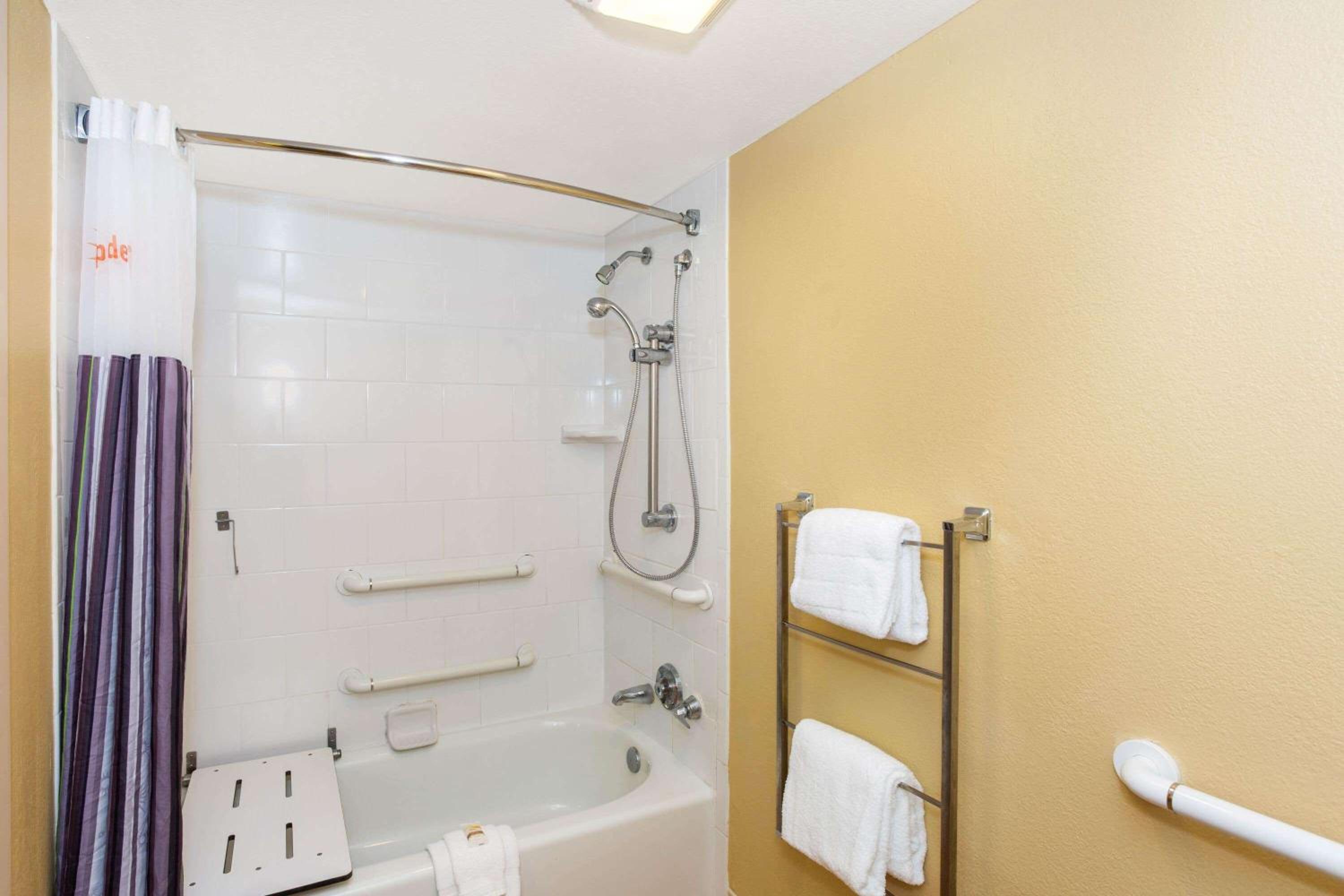King Room with Bath Tub - Mobility/Hearing Accessible - Non-Smoking - Photo 3