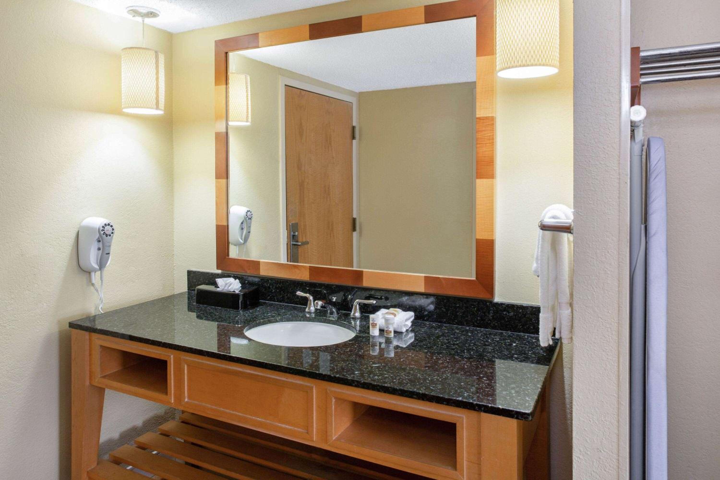 Deluxe King Room - Non-Smoking - Photo 6