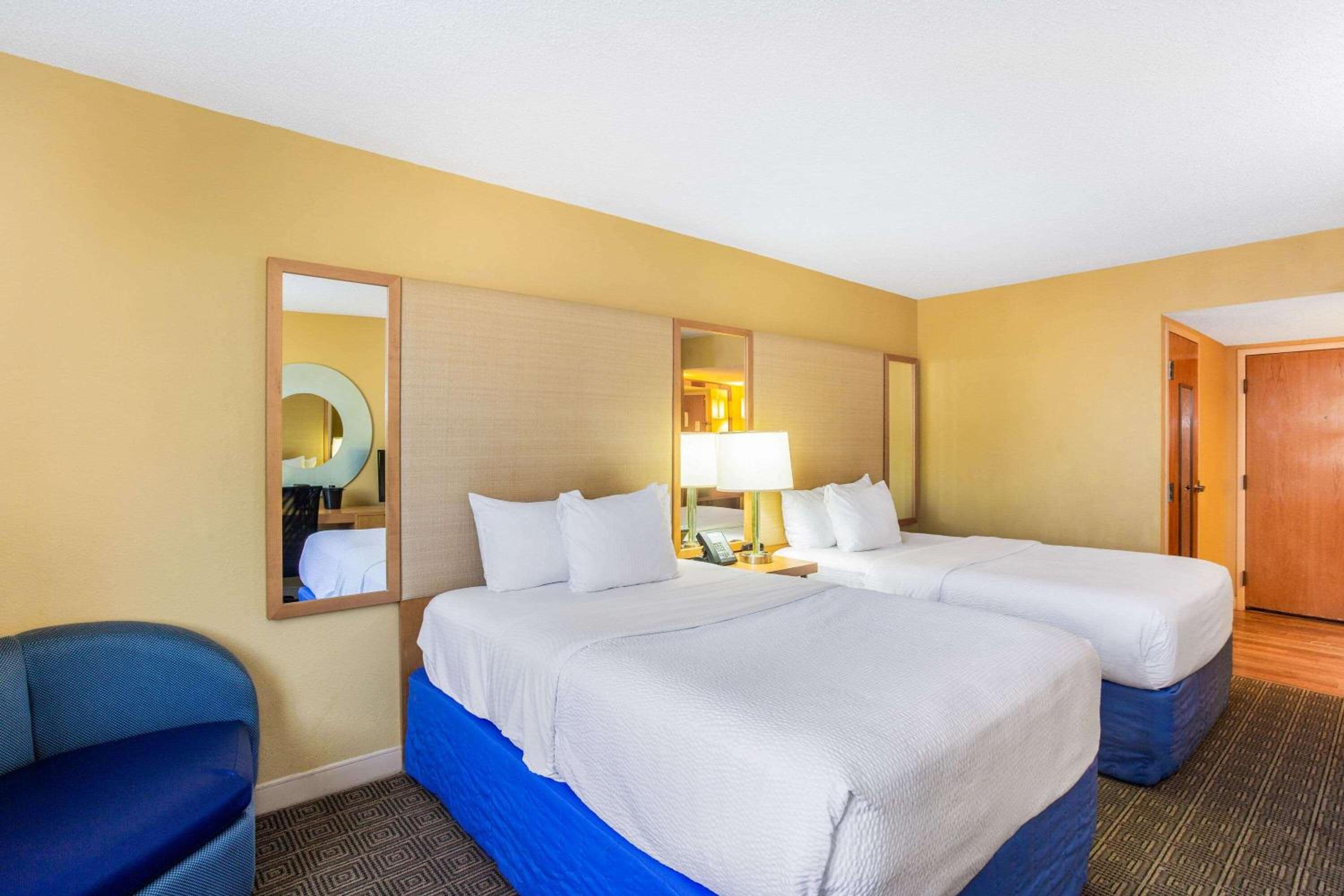 Double Room with Two Double Beds - Non-Smoking - Photo 1