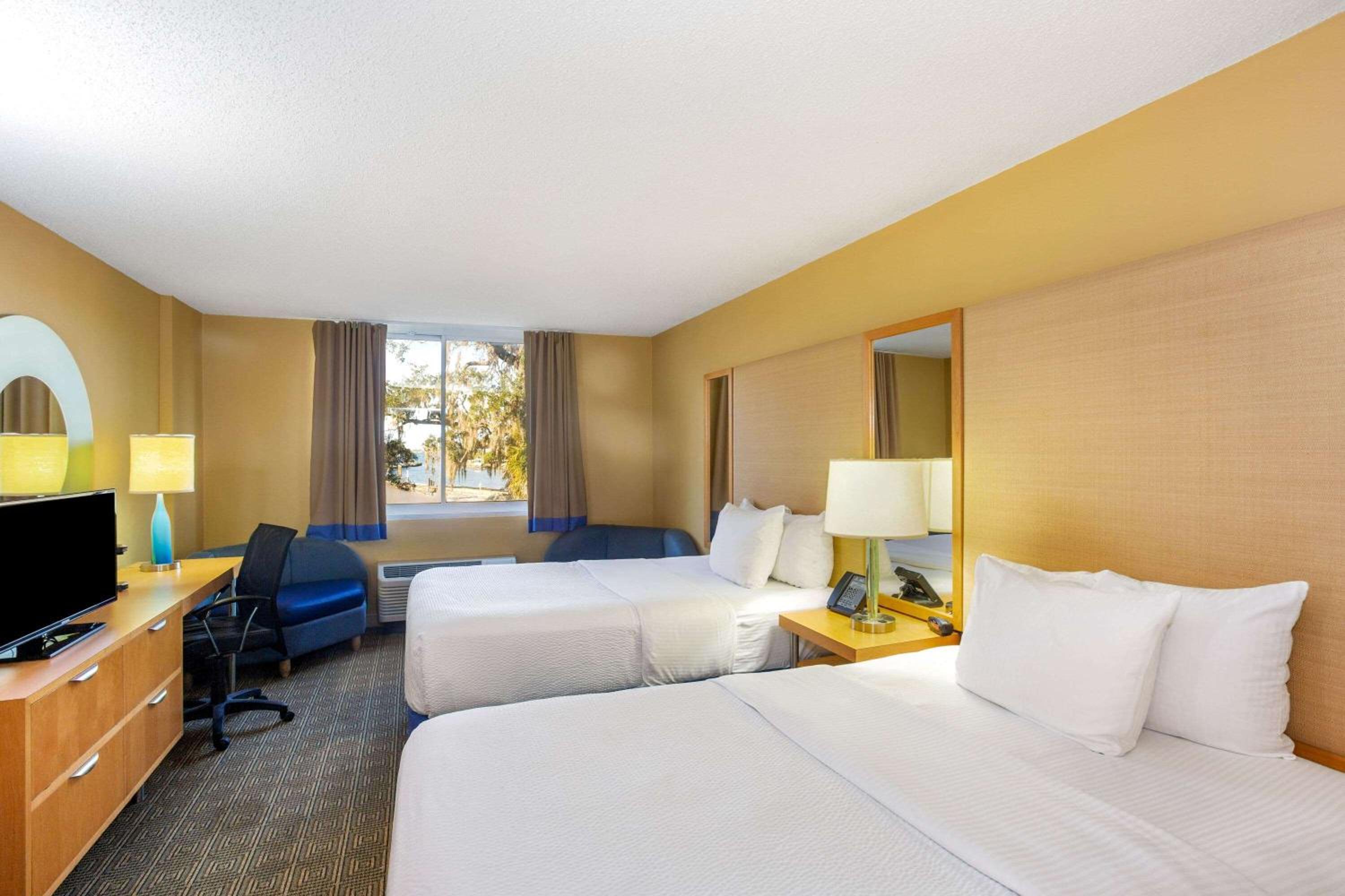 Double Room with Two Double Beds - Non-Smoking - Photo 2