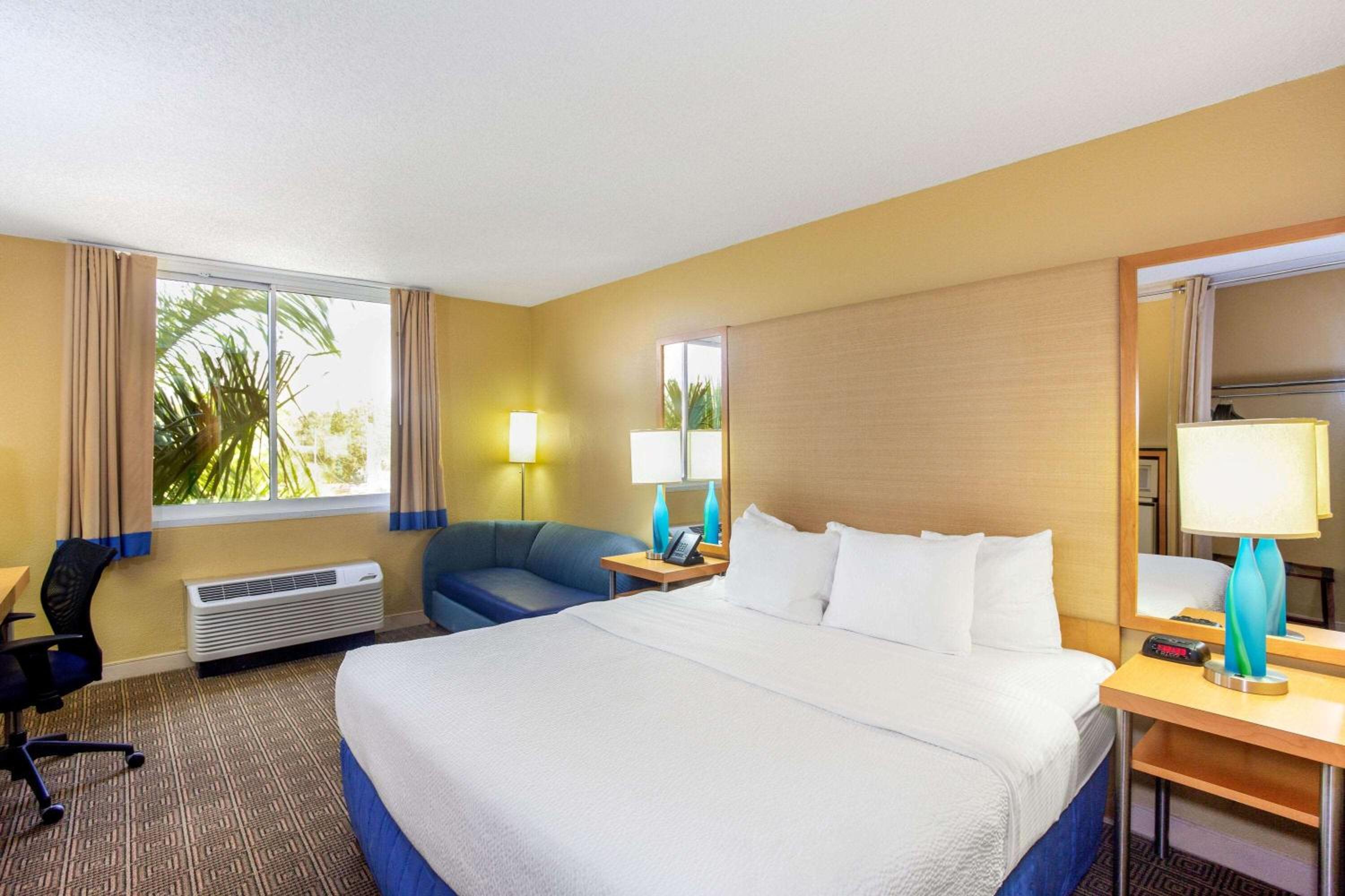 Deluxe King Room - Non-Smoking - Photo 4