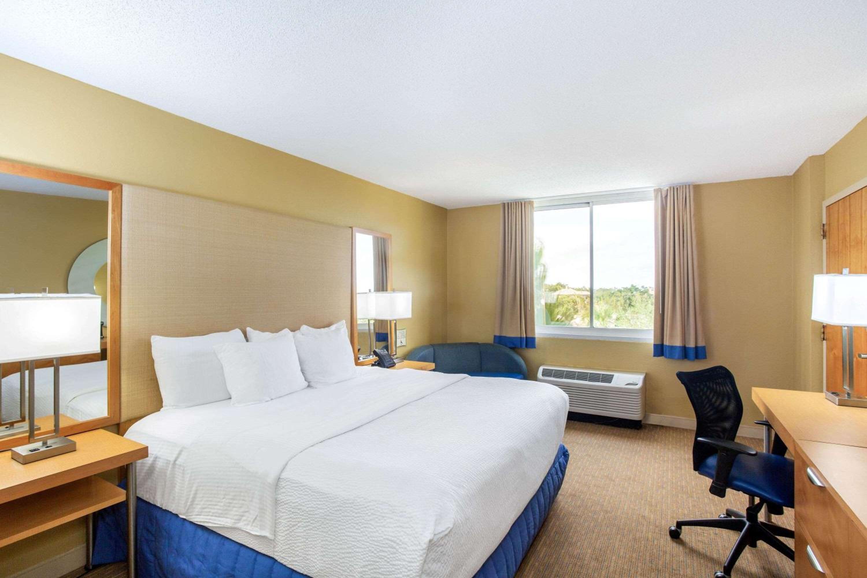 King Room with Bath Tub - Mobility/Hearing Accessible - Non-Smoking - Photo 2
