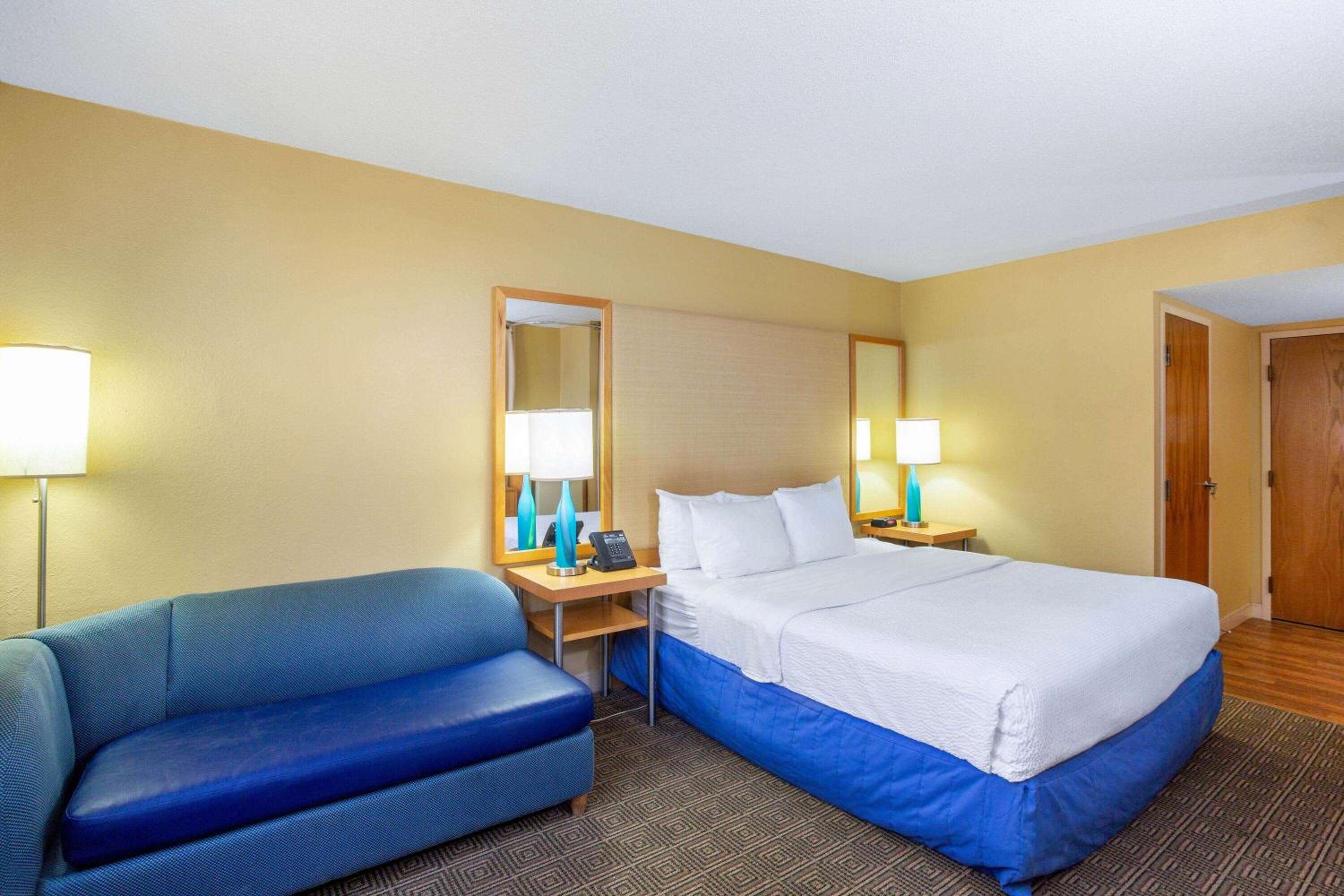 Deluxe King Room - Non-Smoking - Photo 3