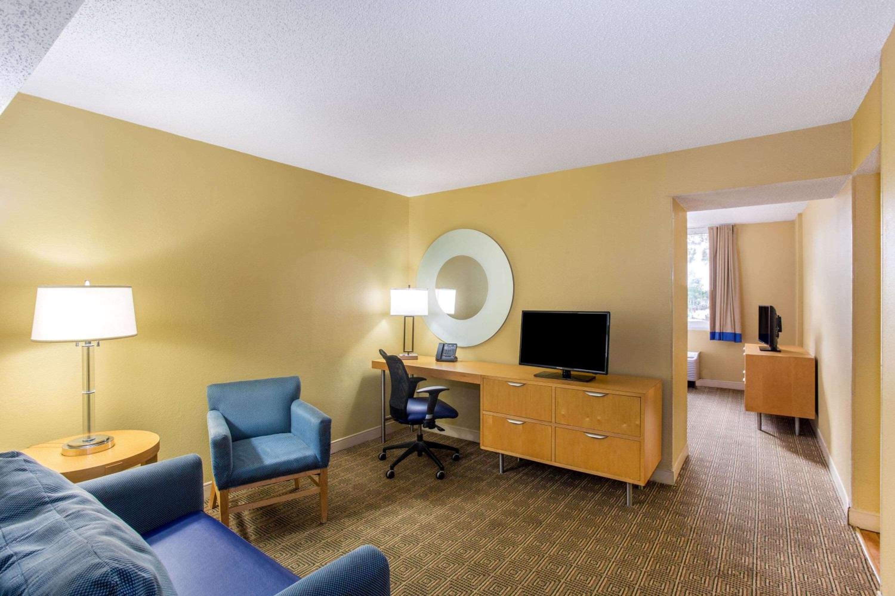 King Studio Suite - Non-Smoking - Photo 5