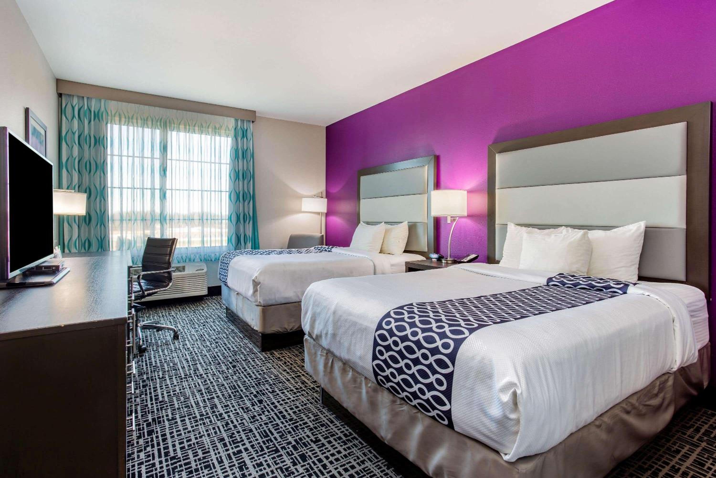 Queen Room with Two Queen Beds - Non-Smoking photo 2