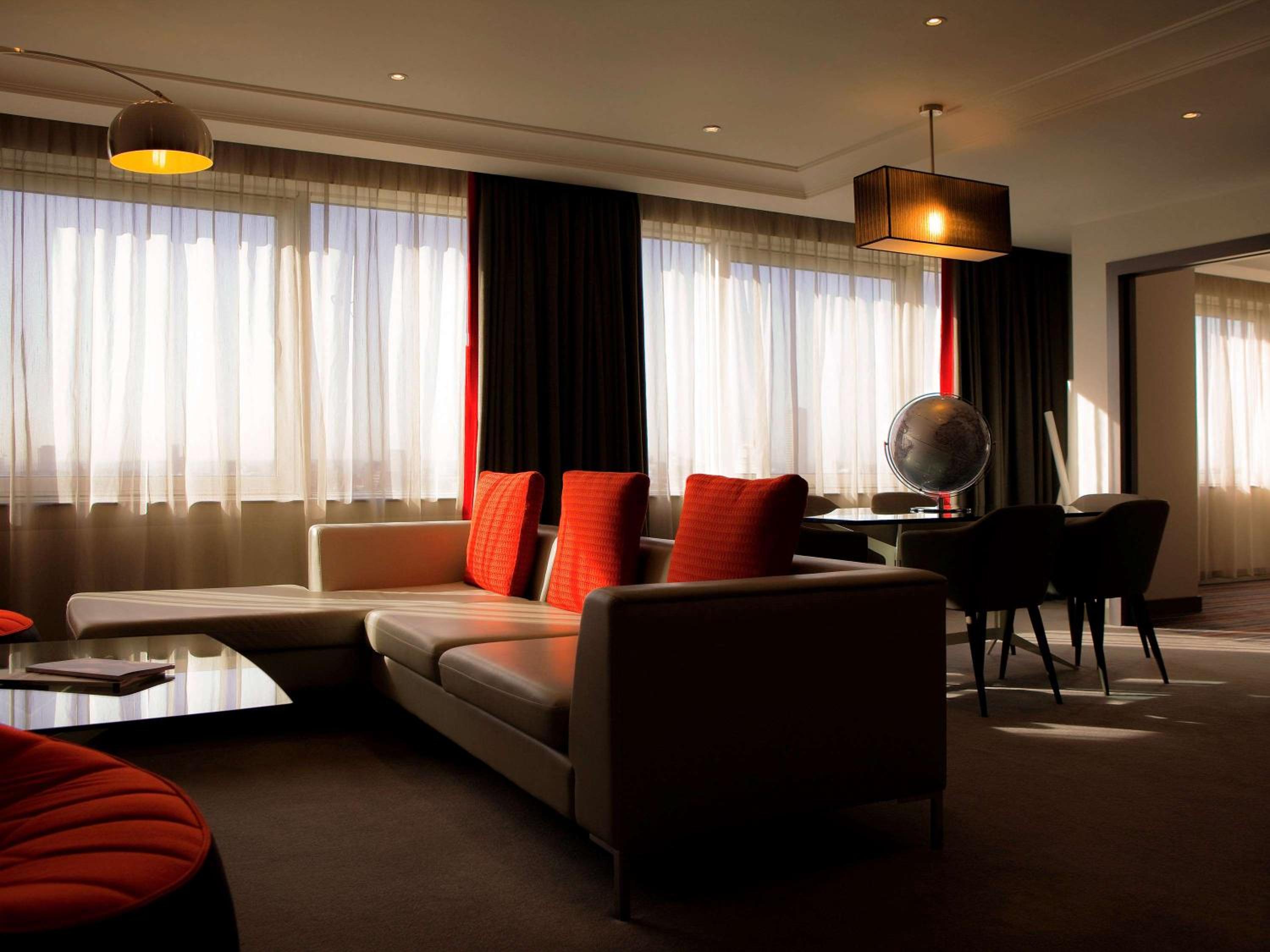 Deluxe King Suite thumbnail 6