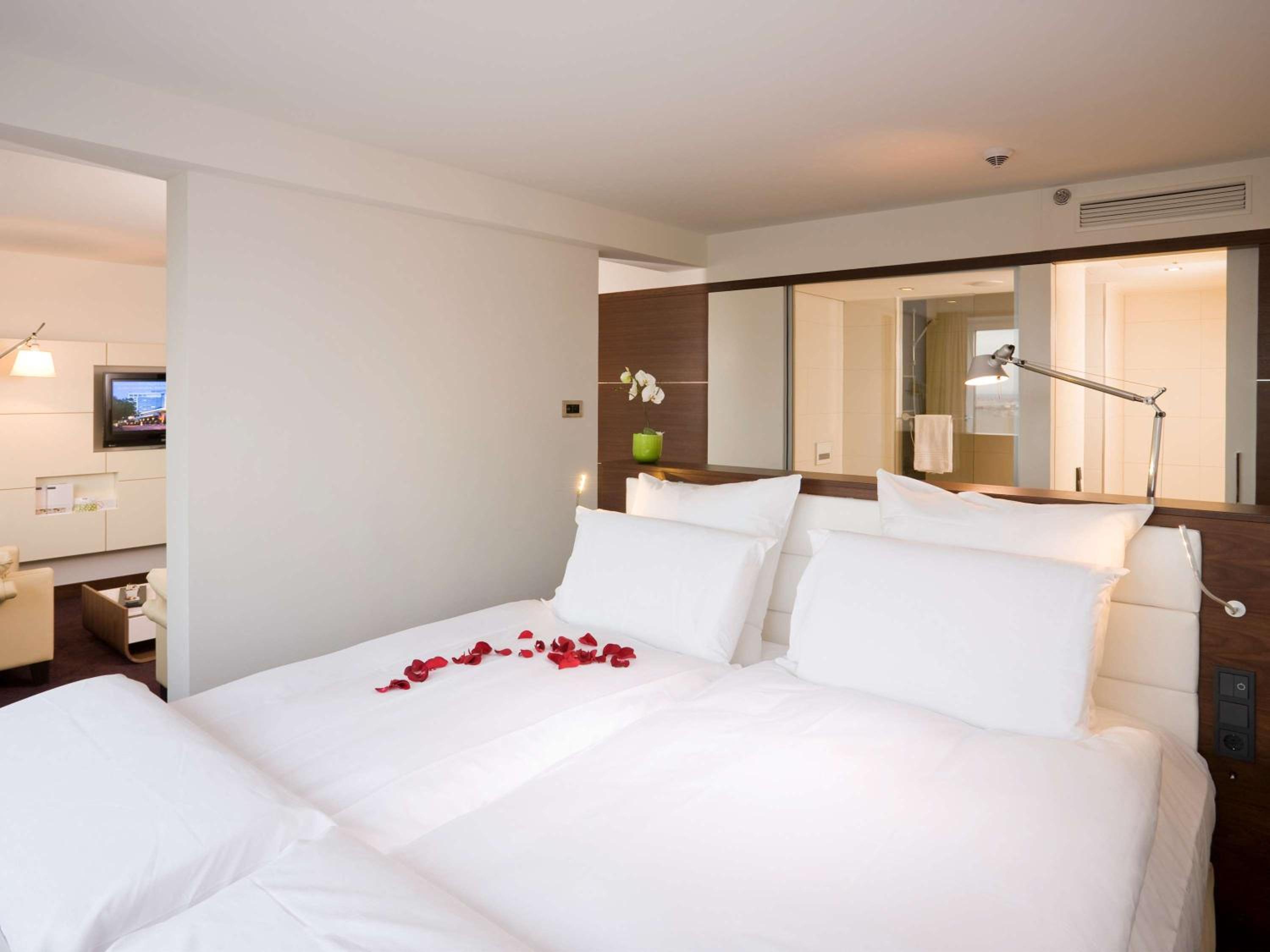 Deluxe King Suite - City View