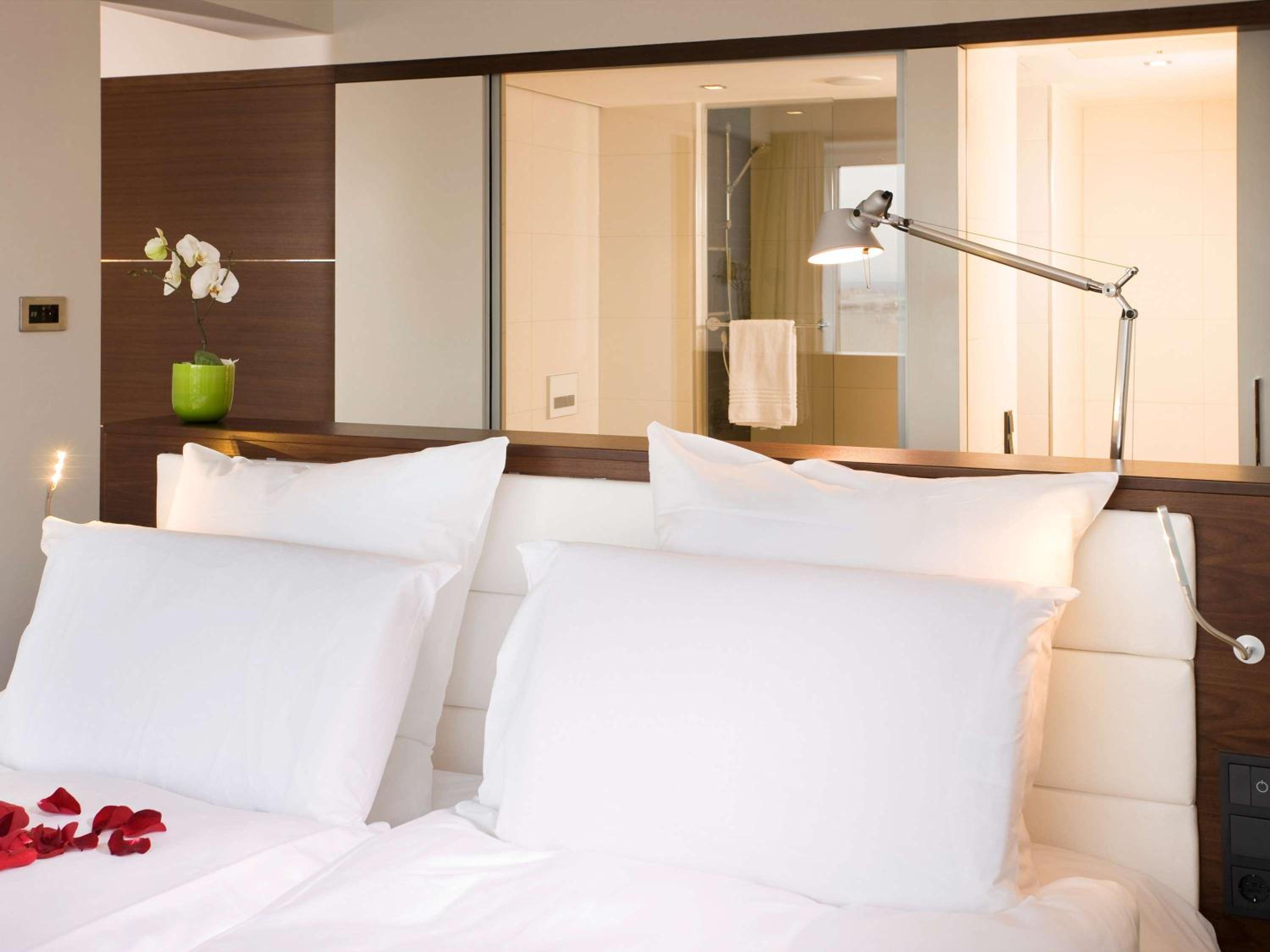 Deluxe King Suite - Photo 2