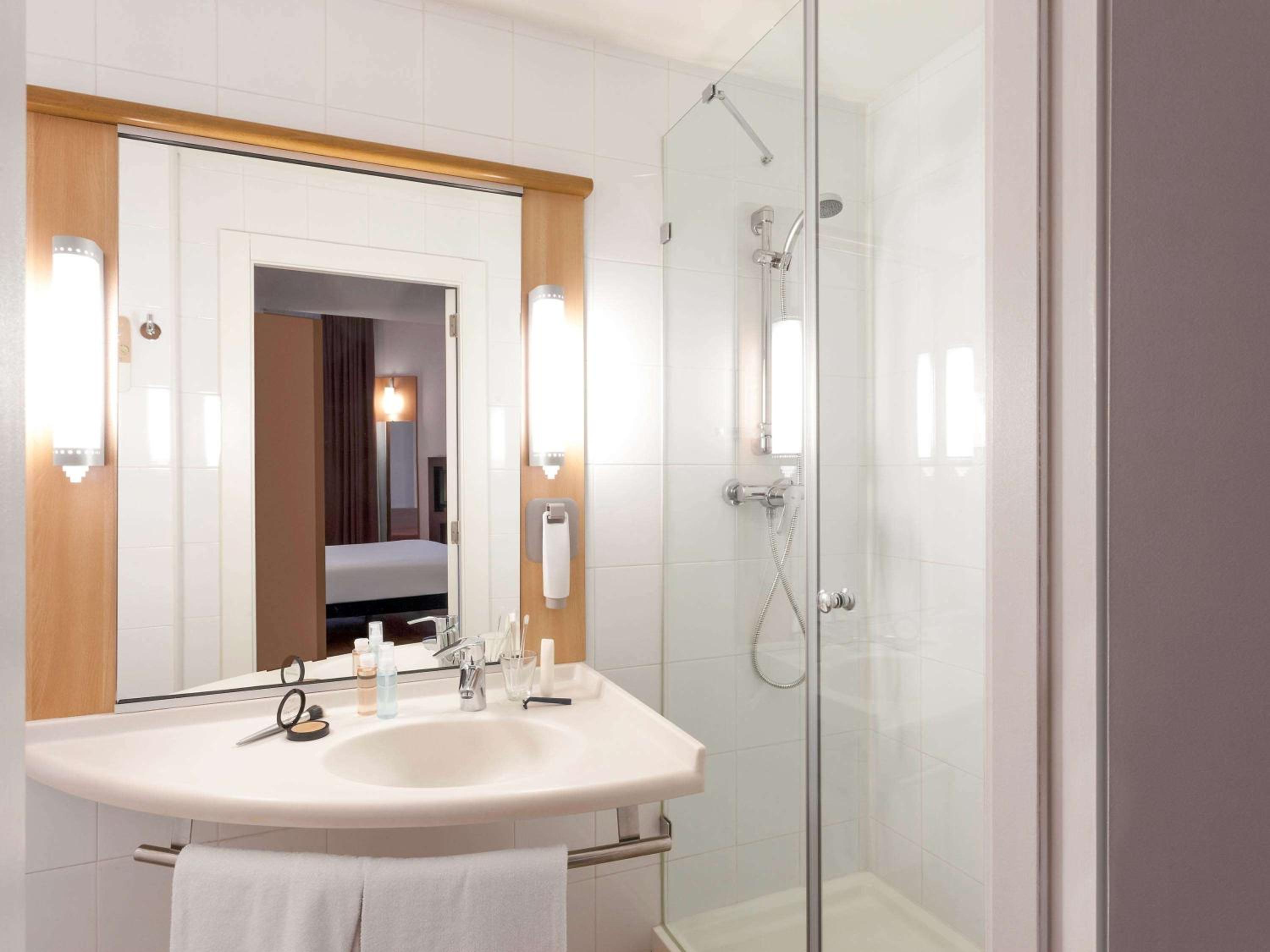 Standard Twin Room - Photo 10