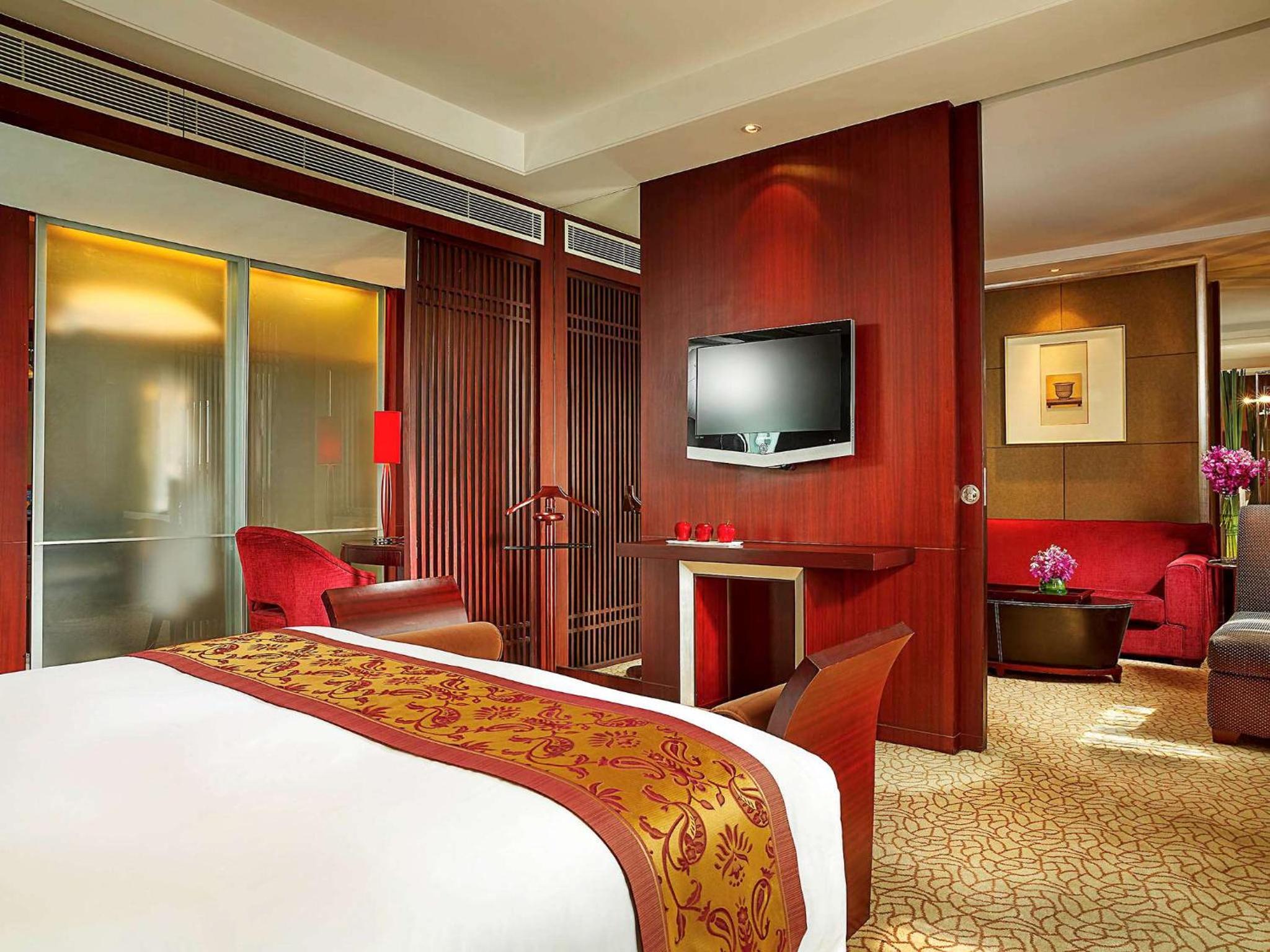 Prestige King Suite with Club Access and City View - Photo 1