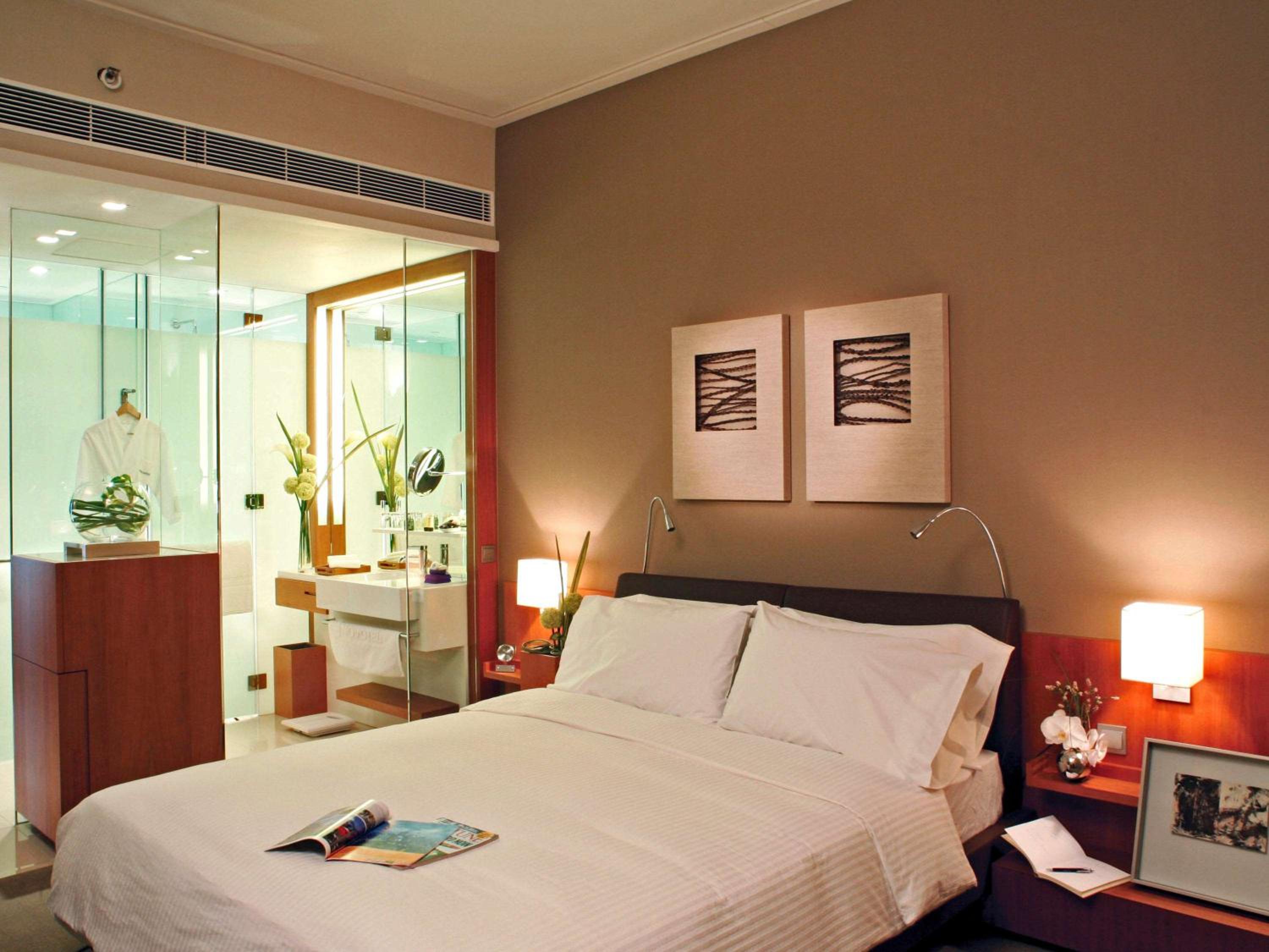 Family Room with Queen Bed and Two Single Beds photo 2