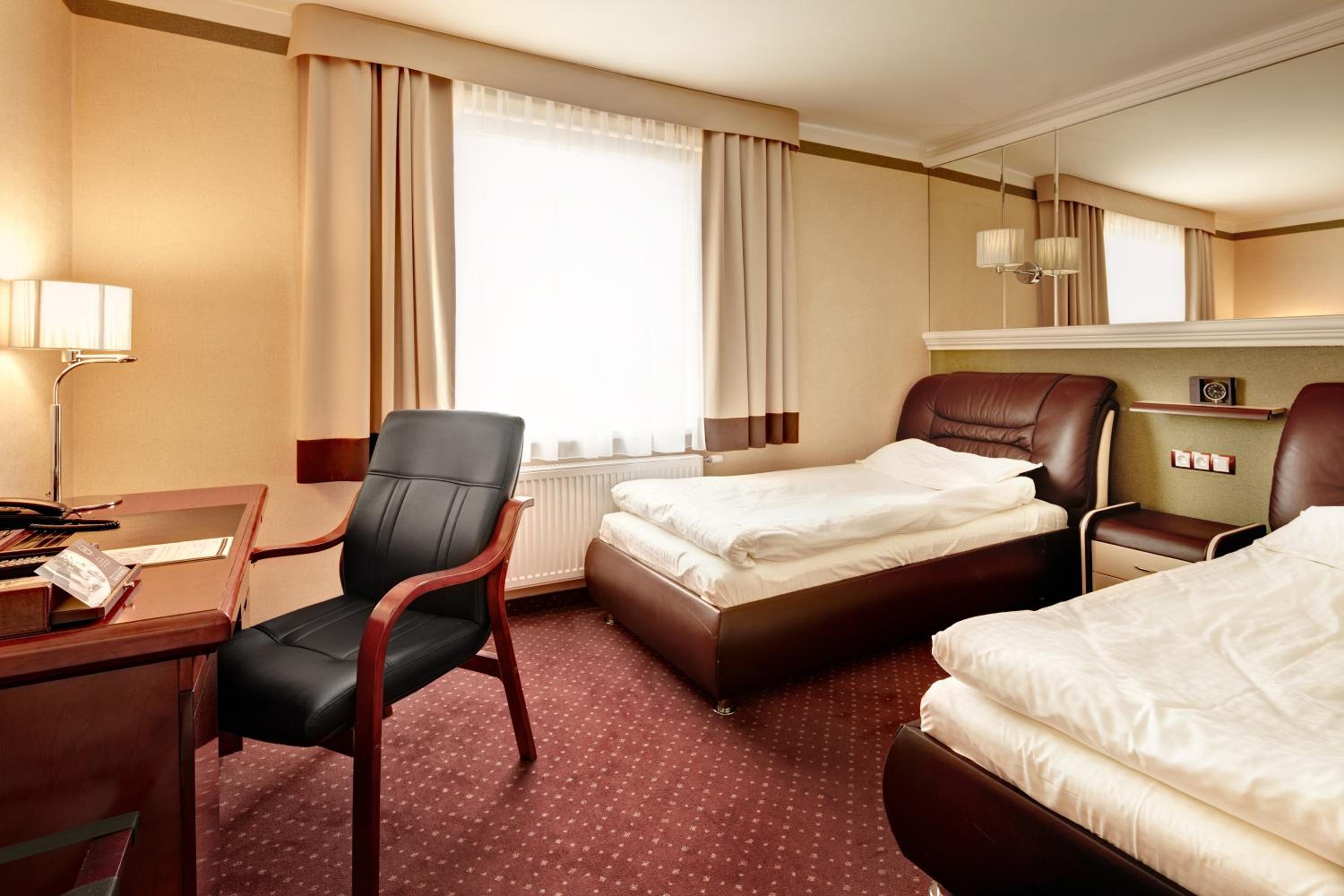Standard Twin Room - Photo 6