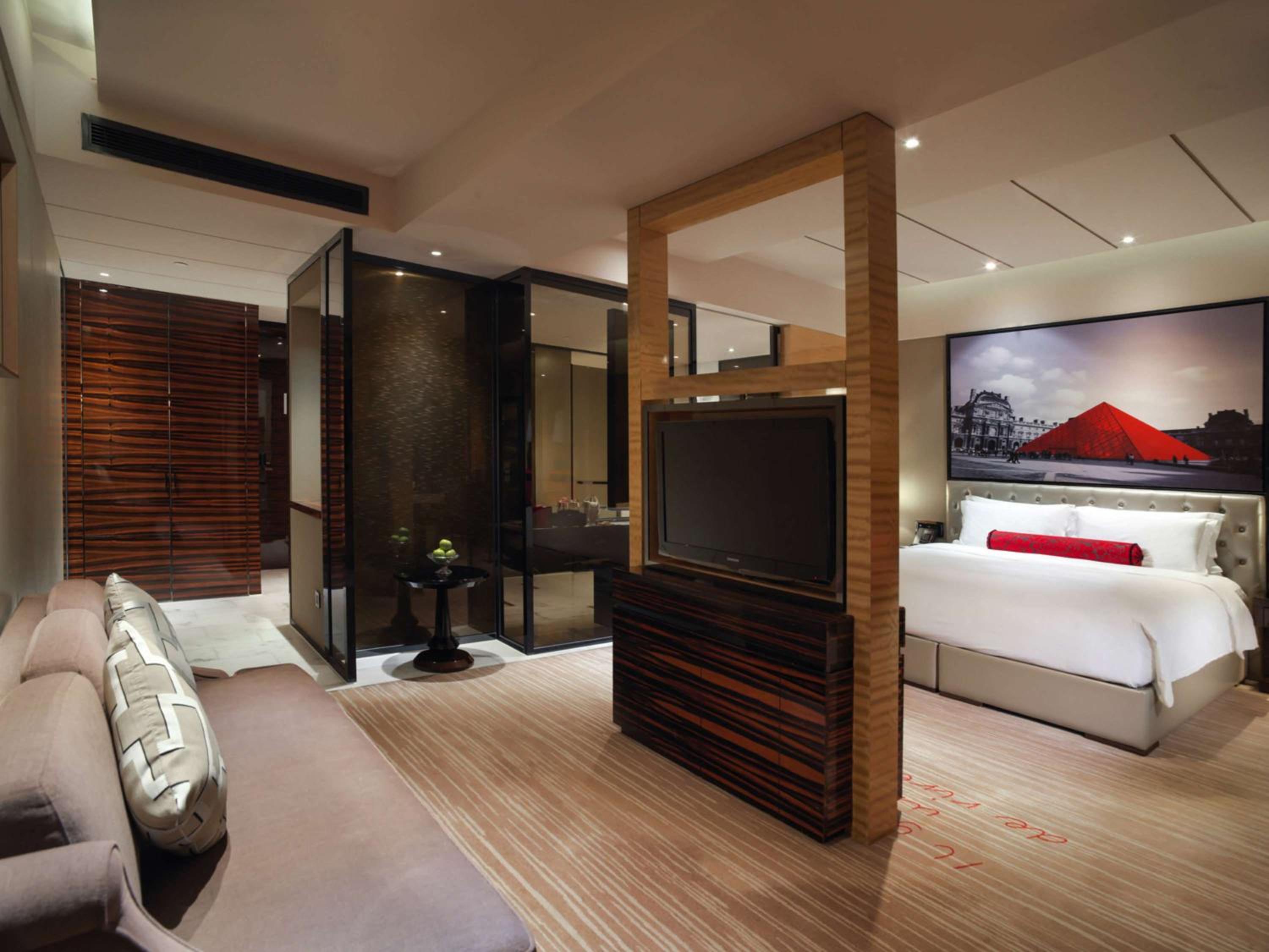 Premium Luxury King Room - Photo 3