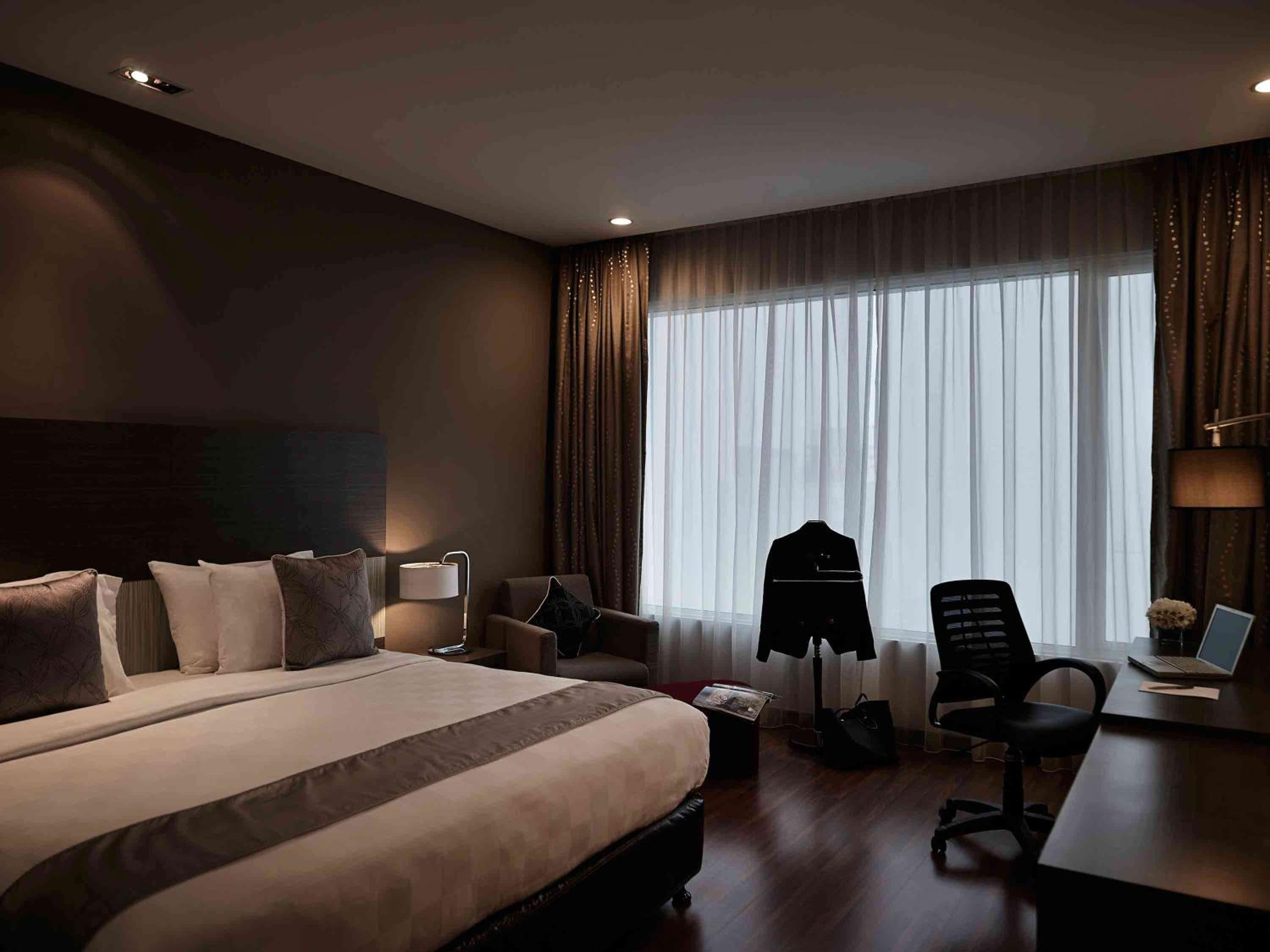 Deluxe King Room with City View - Photo 1
