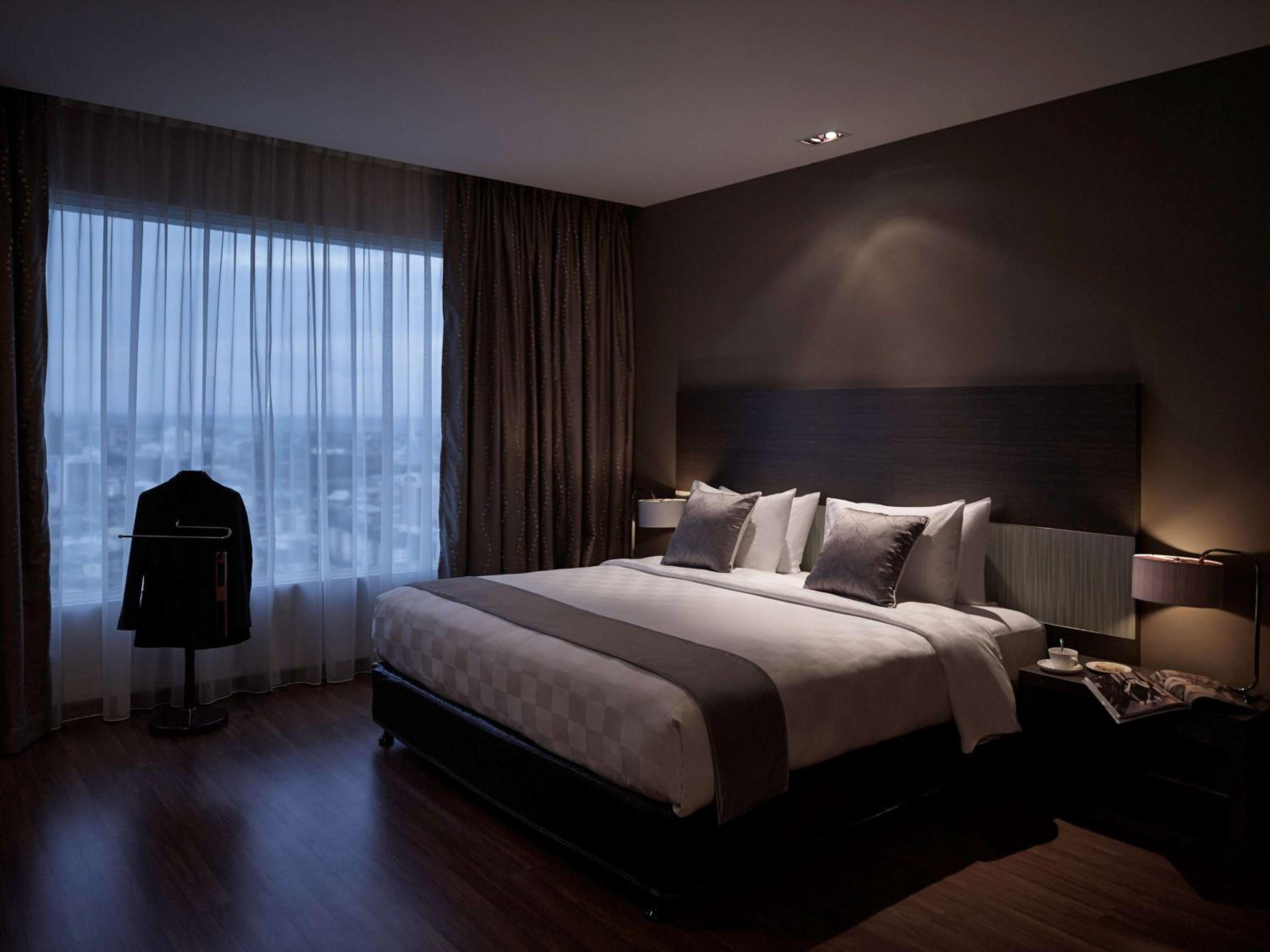 Deluxe King Room with City View - Photo 2