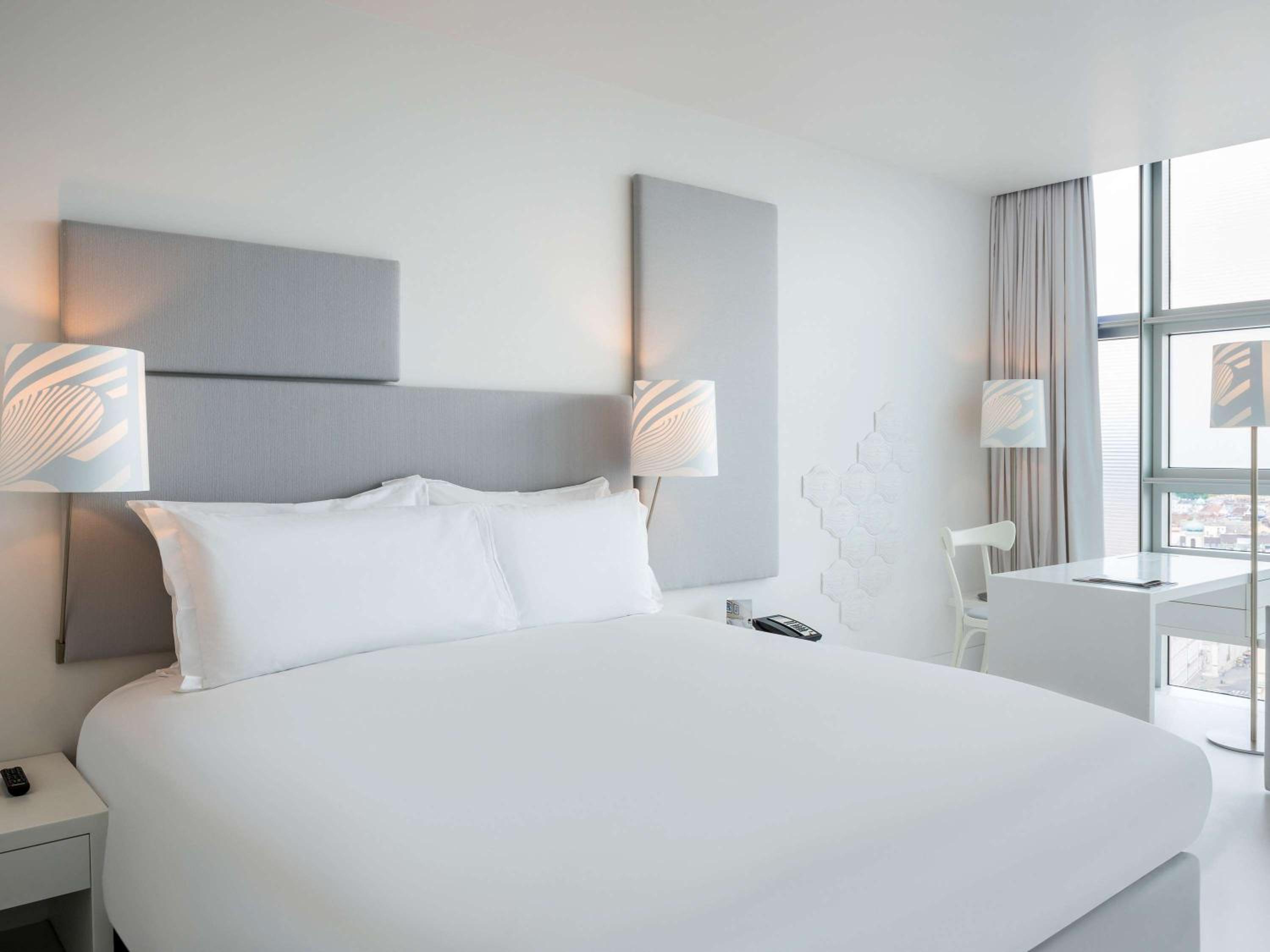 Superior – Ferris Wheel View, queen bed - Photo 4