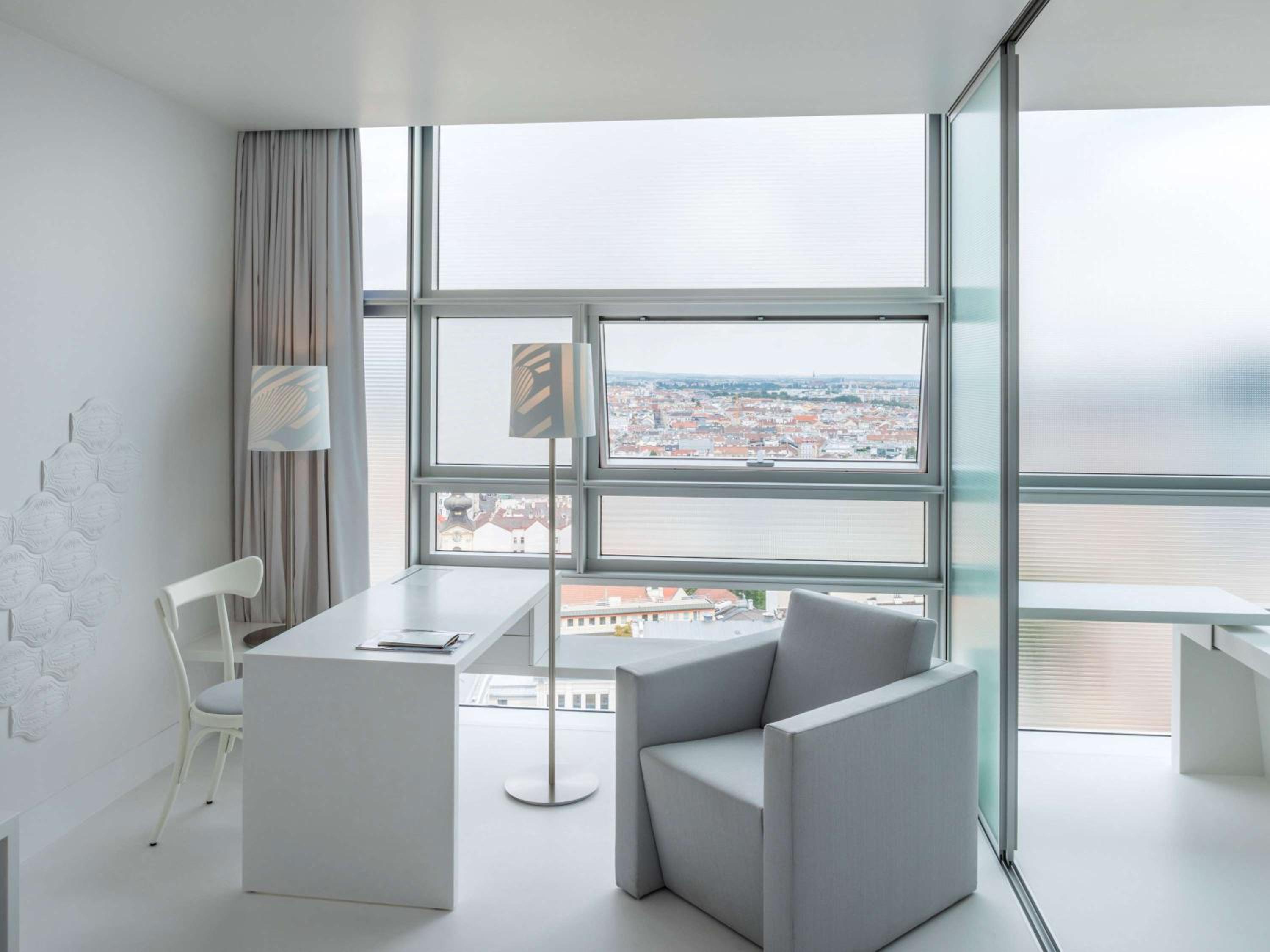 Superior – Ferris Wheel View, queen bed - Photo 5