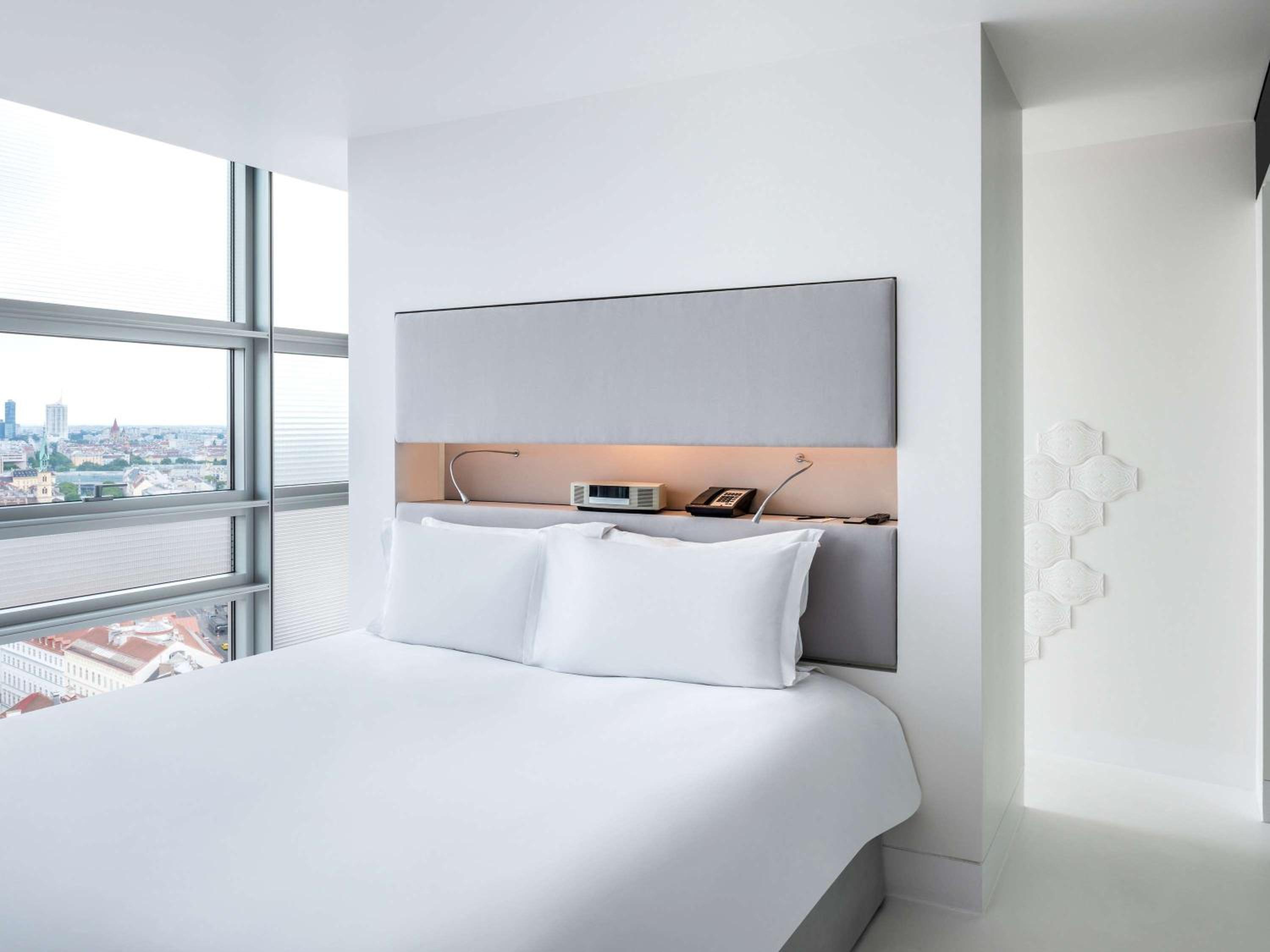 Junior Suite – Ferris Wheel View, king bed - Photo 1
