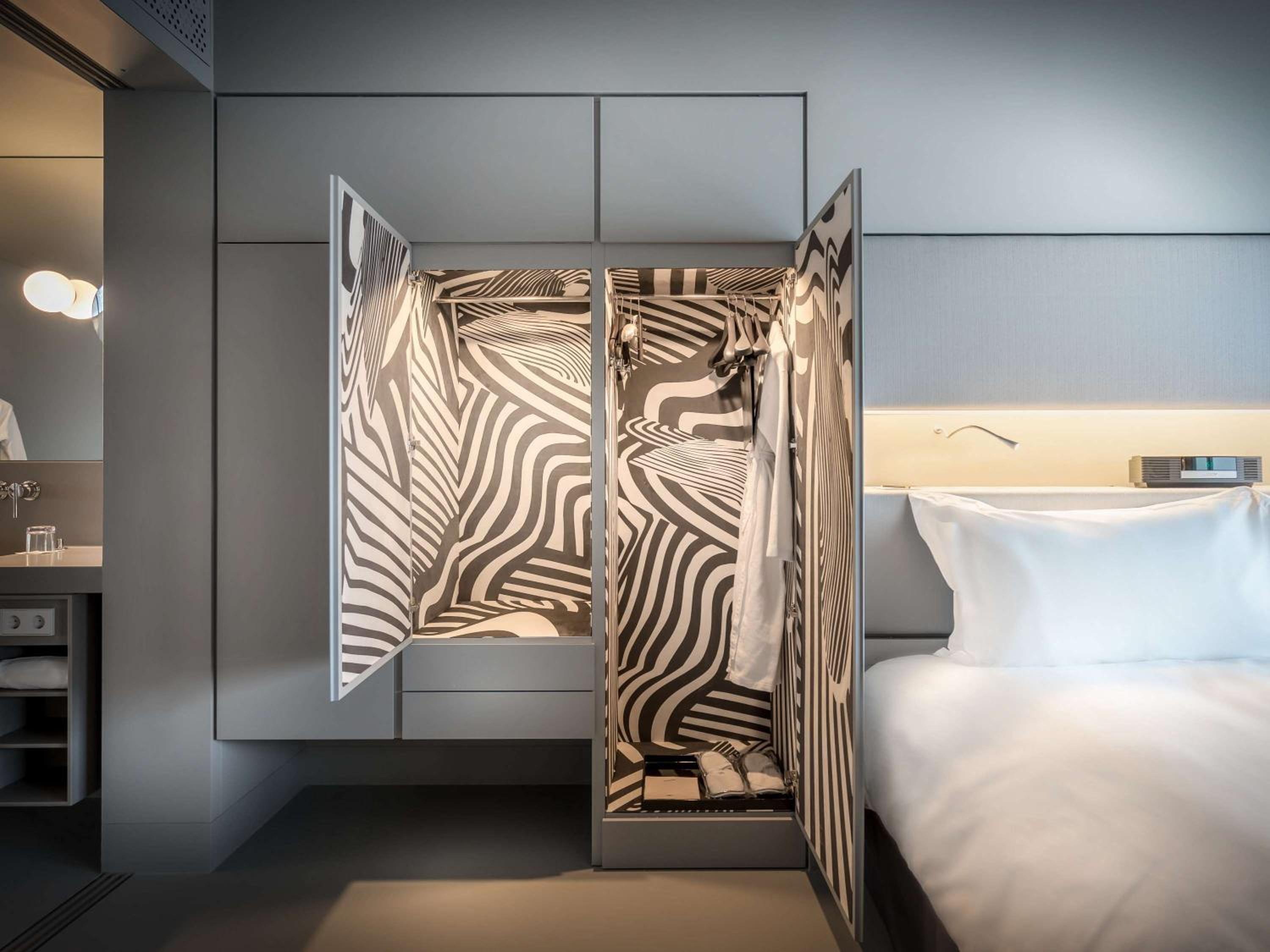 Superior – Ferris Wheel View, queen bed - Photo 7