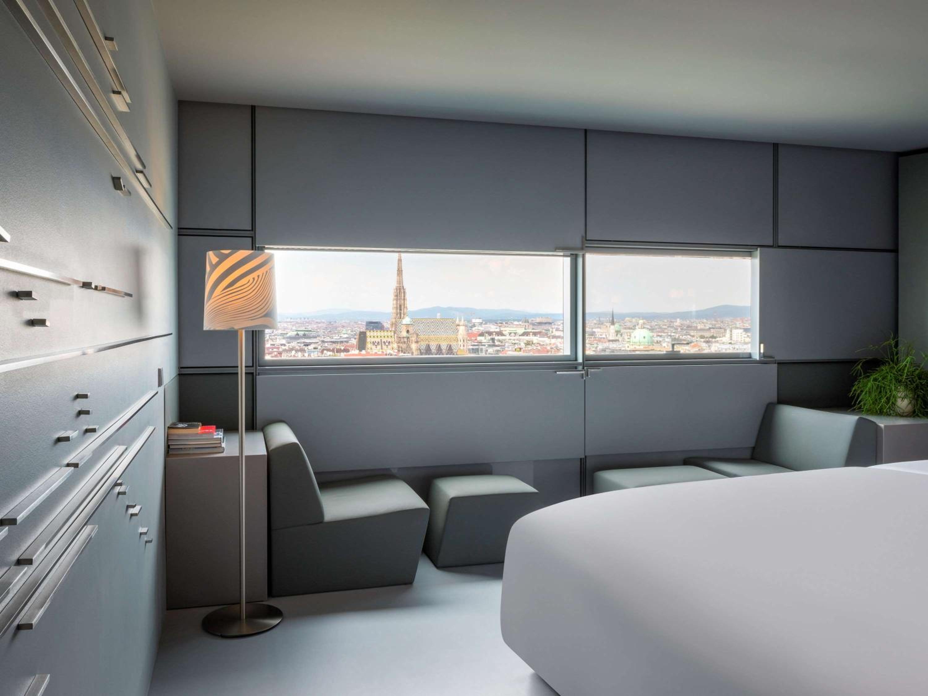 Presidential Suite – 270° Skyline View, Grand King Bed photo 3