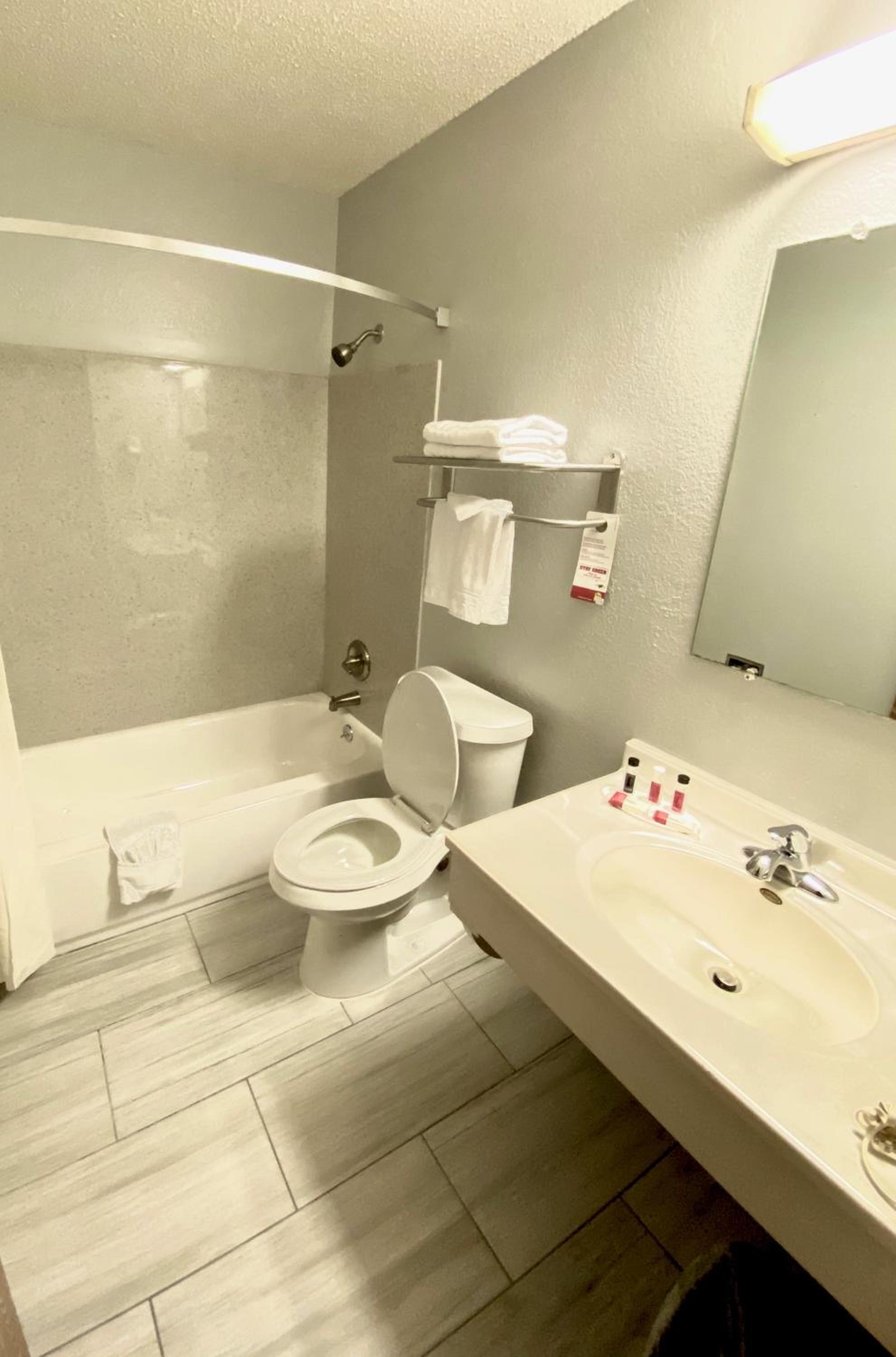 Queen Room - Non-Smoking - Photo 2